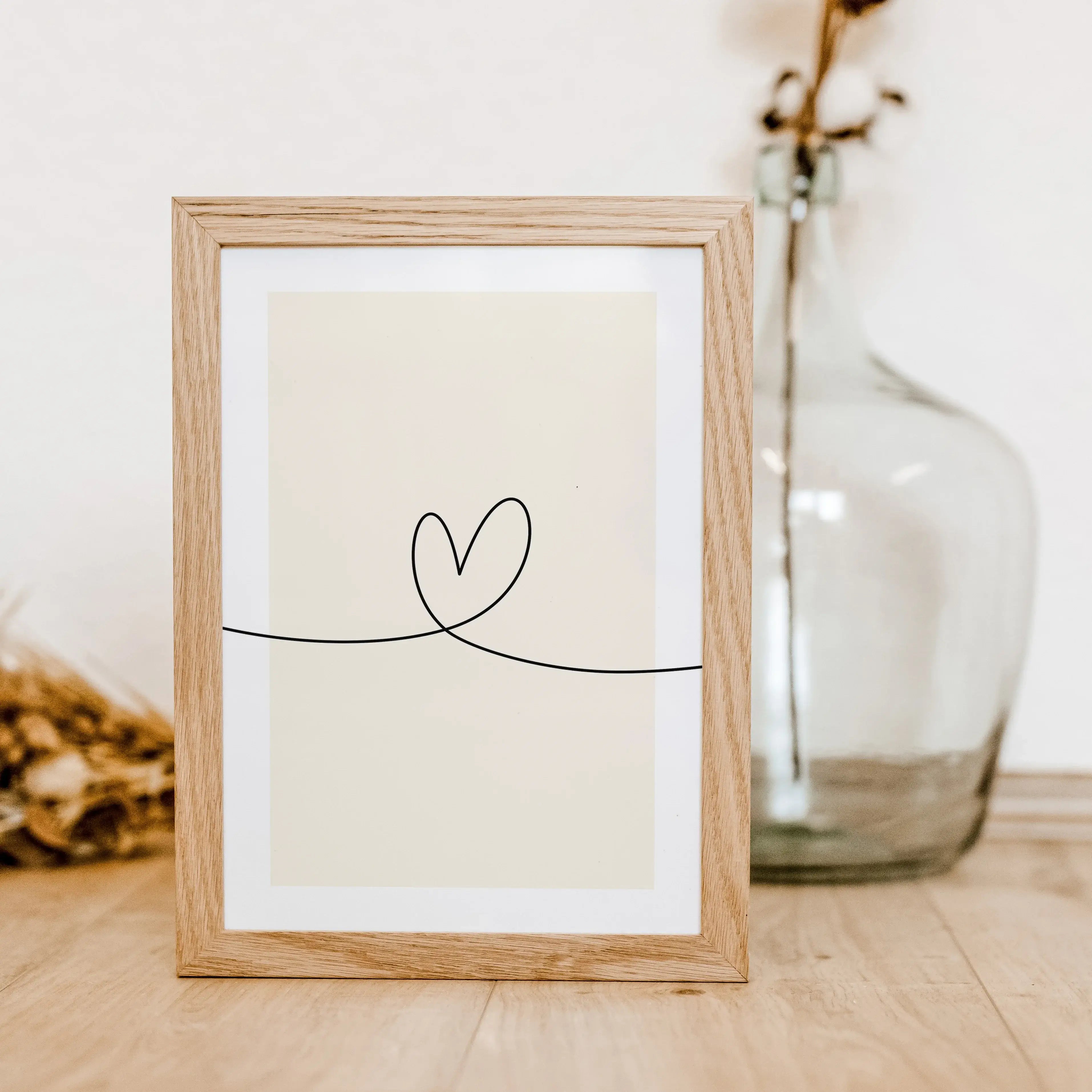 Herzlinie Poster No1-famprints-Poster-Auf dem Herzlinie Poster befindet sich die schwarze Line Art Kontur eines Herzens auf weißem Hintergrund. Die schwarze Kontur Linie beginnt am linken Poster Rand, zeigt in der Mitte die Herz Kontur und endet am rechte