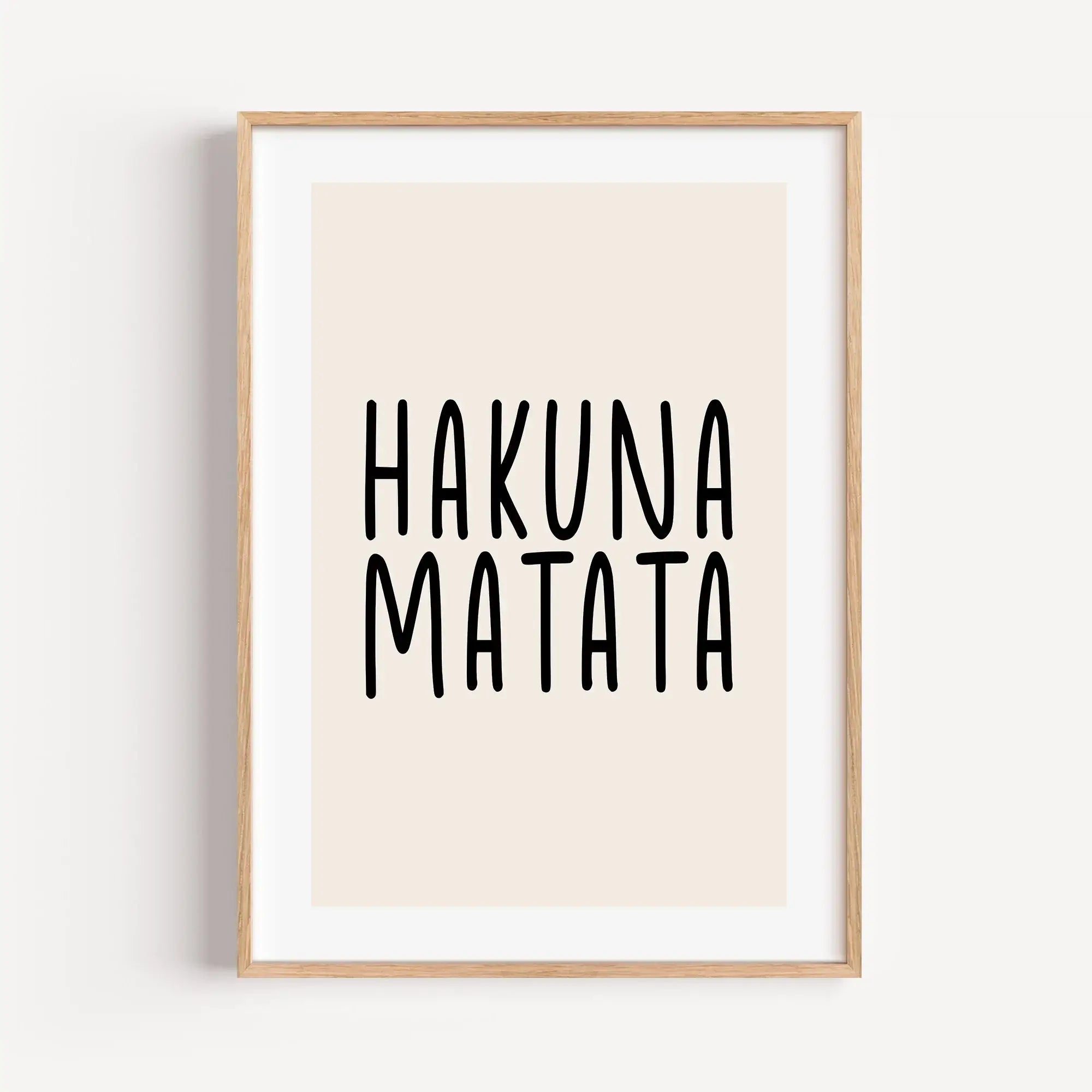 Hakuna Matata Poster-famprints-Poster-Auf dem Hakuna Matata Poster findest du das Filmzitat aus dem Film 'König der Löwen'. Es heißt die Sorgen bleiben dir immer Fern! Das soll auch dieses Spruch Poster symbolisieren. Das schwarz-weiße Poster erhältst du