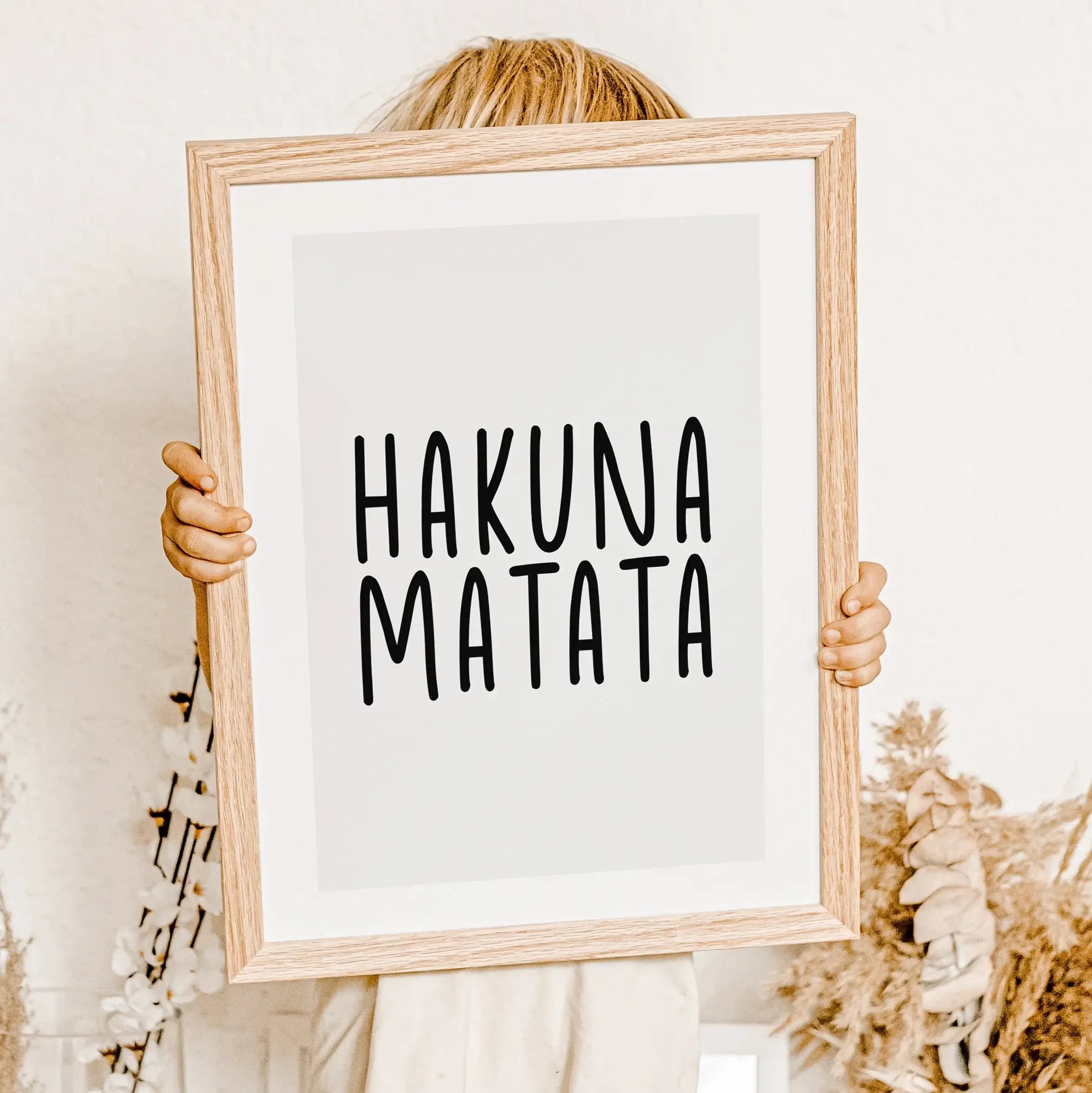 Hakuna Matata Poster-famprints-Poster-Auf dem Hakuna Matata Poster findest du das Filmzitat aus dem Film 'König der Löwen'. Es heißt die Sorgen bleiben dir immer Fern! Das soll auch dieses Spruch Poster symbolisieren. Das schwarz-weiße Poster erhältst du