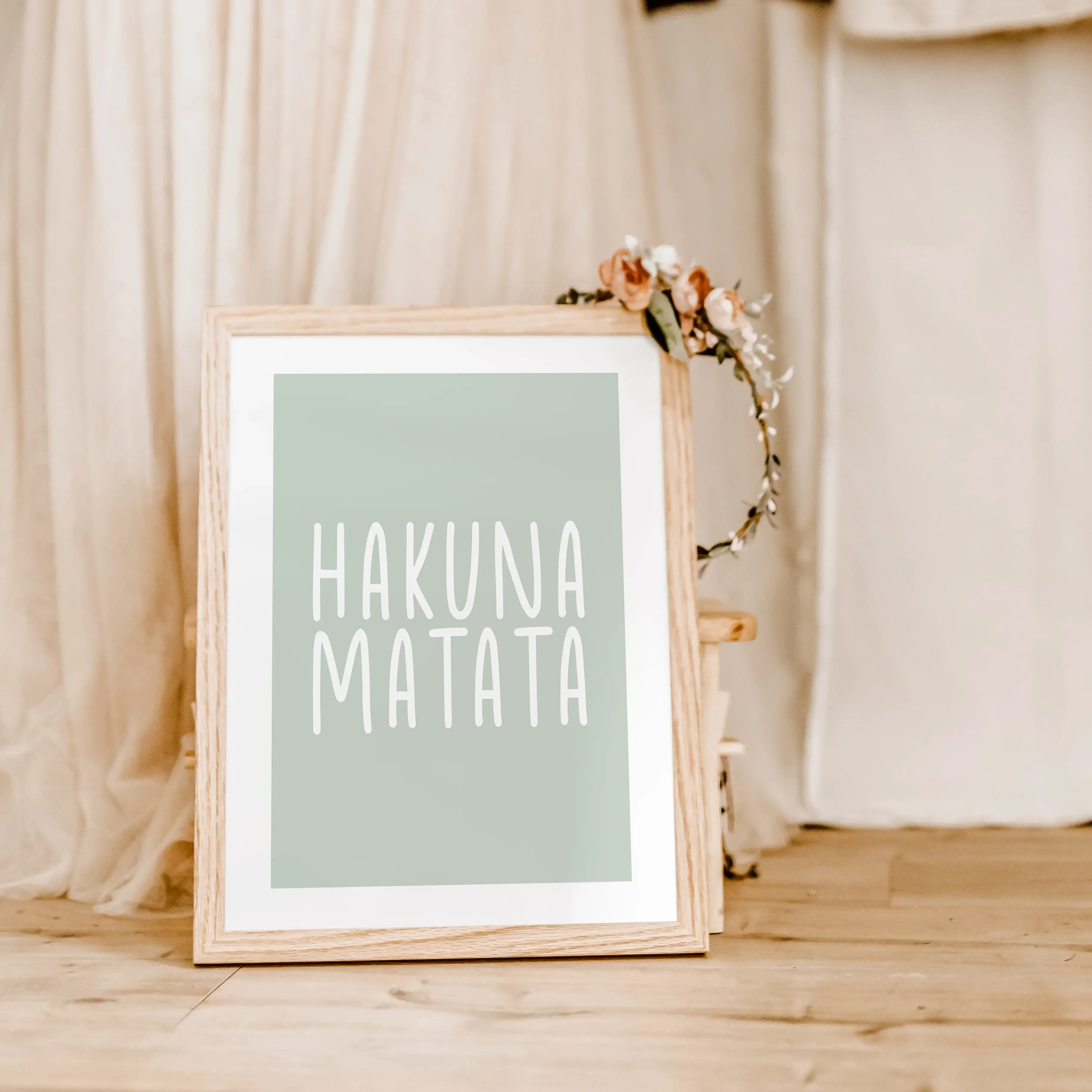 Hakuna Matata Poster-famprints-Poster-Auf dem Hakuna Matata Poster findest du das Filmzitat aus dem Film 'König der Löwen'. Es heißt die Sorgen bleiben dir immer Fern! Das soll auch dieses Spruch Poster symbolisieren. Das schwarz-weiße Poster erhältst du