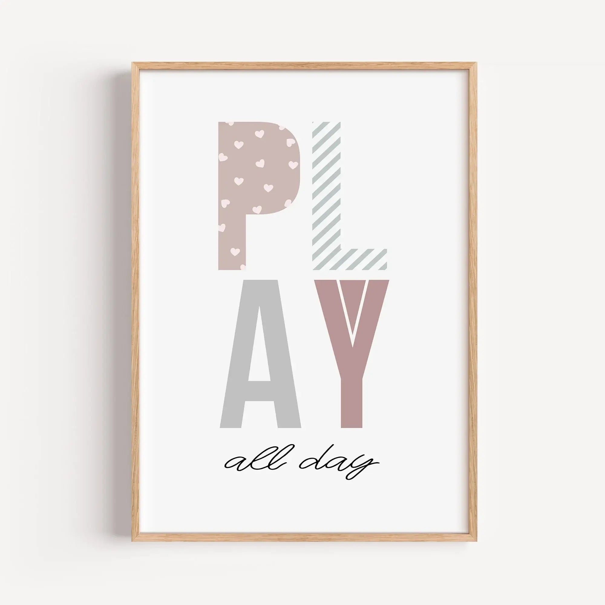 Poster 'Play all day'-Poster-famprints-Das Poster „Play all day“ bringt Leichtigkeit, Farbe und Freude ins Kinderzimmer und erinnert jeden Tag daran, wie wichtig freies Spielen ist. Das verspielte Typografie-Design mit bunten Buchstaben und handgeschriebe