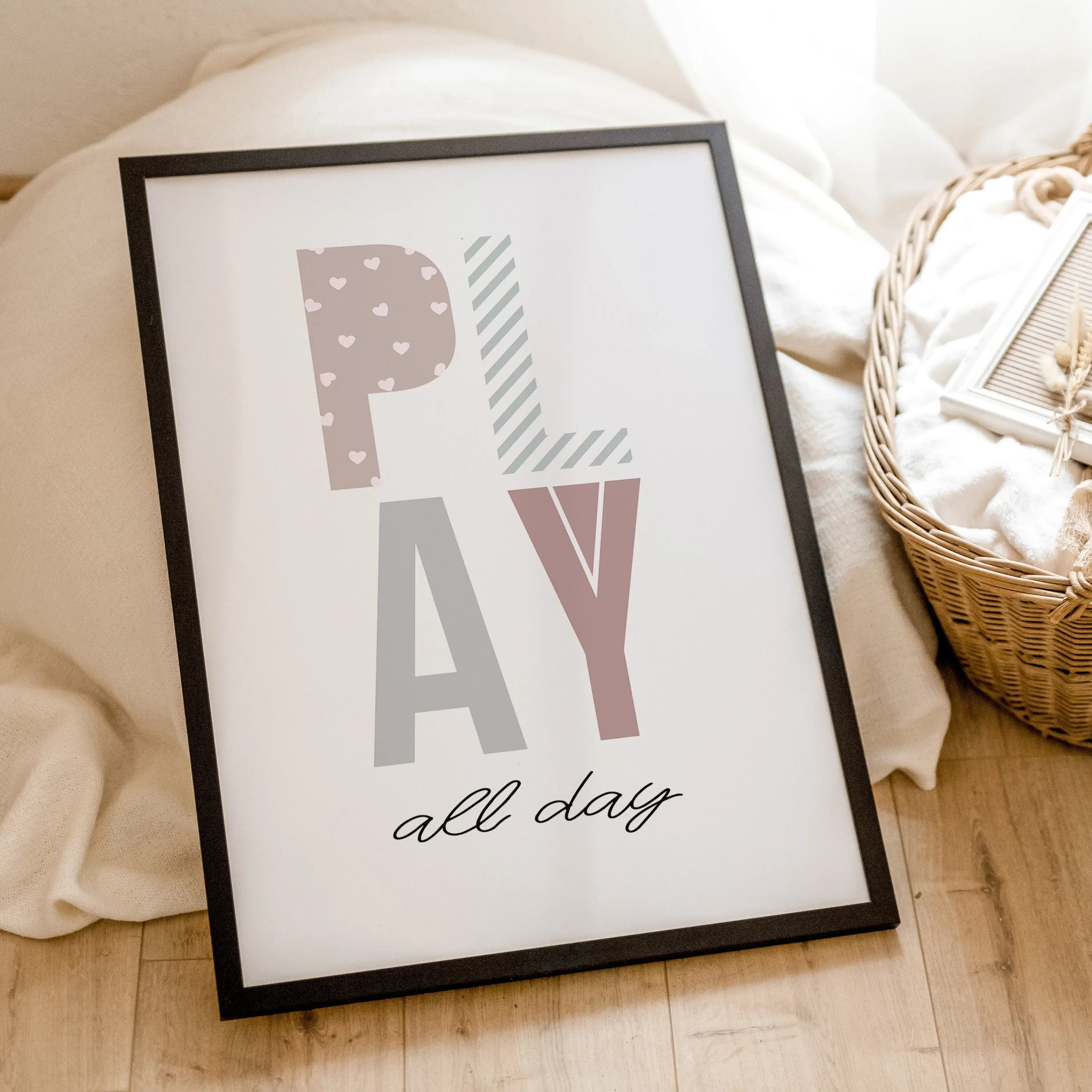 Poster 'Play all day'-famprints-Poster-Auf dem verspielten 'Play all day' Kinder Poster findest du die Buchstaben des Wortes 'Play' in unterschiedlichen Farben, Formen und Mustern. Darunter befindet sich der schwarze handgeschriebene Schriftzug 'all day'.