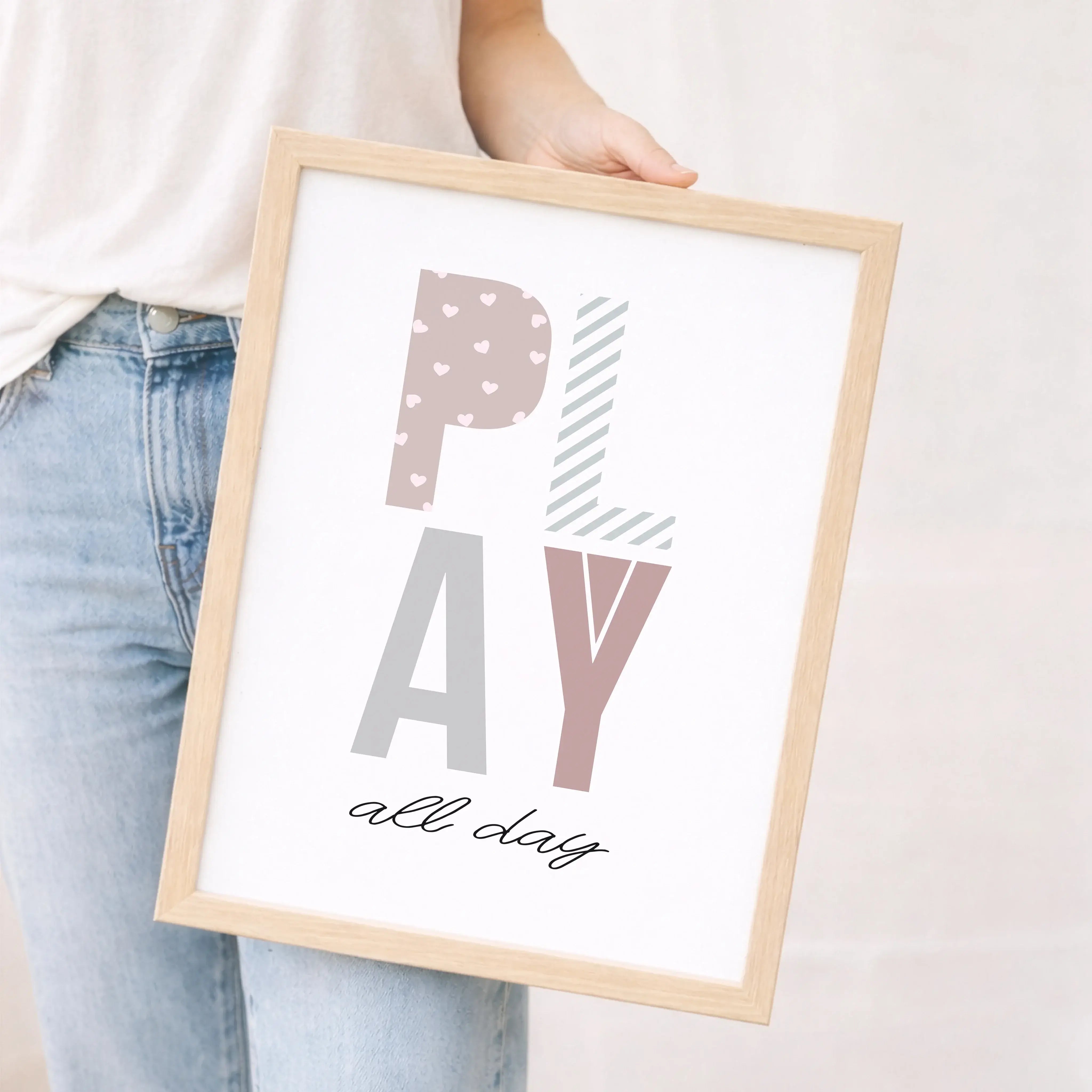 Poster 'Play all day'-Poster-famprints-Das Poster „Play all day“ bringt Leichtigkeit, Farbe und Freude ins Kinderzimmer und erinnert jeden Tag daran, wie wichtig freies Spielen ist. Das verspielte Typografie-Design mit bunten Buchstaben und handgeschriebe