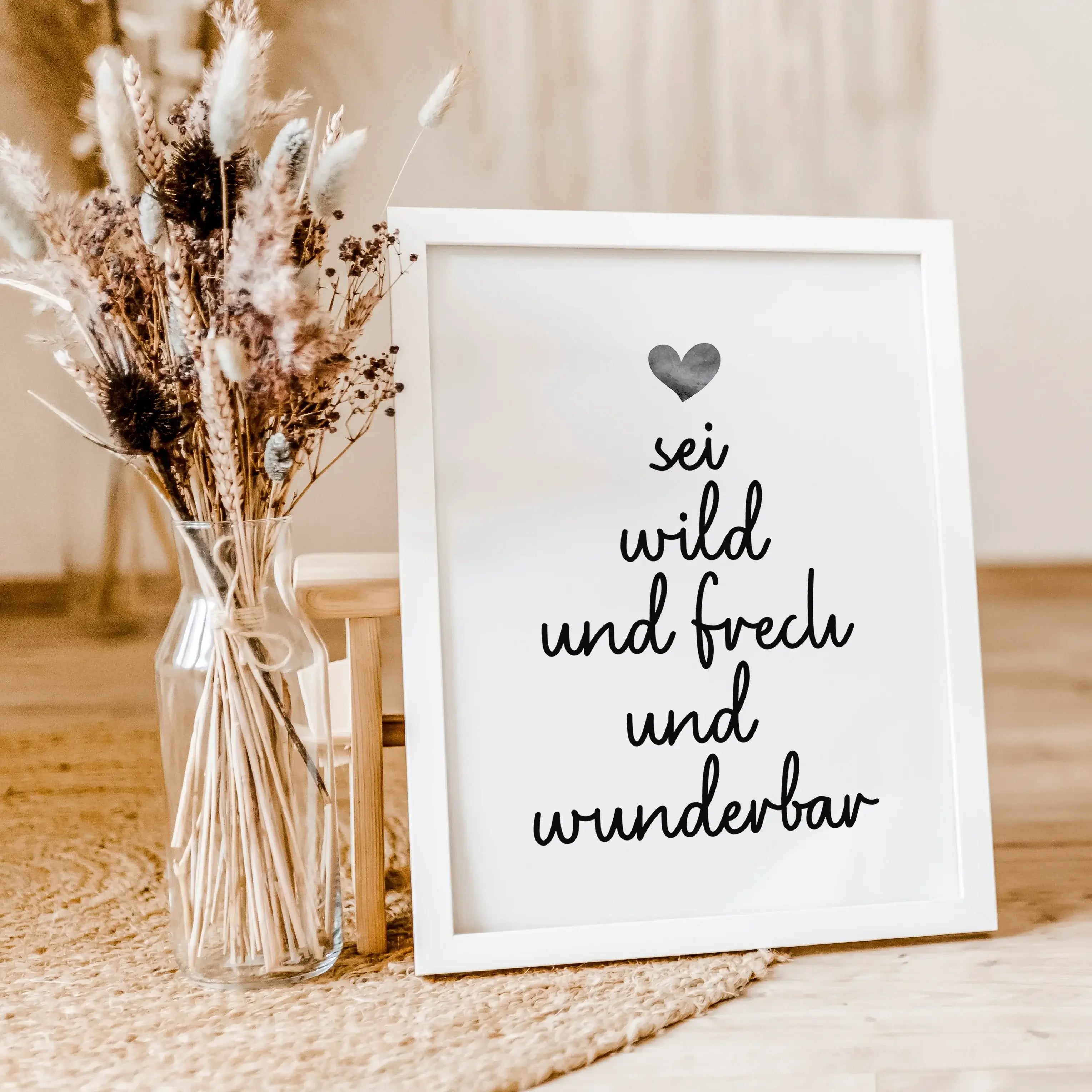 sei frech und wild und wunderbar Poster-famprints-Poster-Unser 'sei frech und wild und wunderbar' Poster beschreibt mit einem tollen Spruch welche Freiheiten ein Kind haben sollte. Der handgeschriebene Schriftzug in Schreibschrift befindet sich mittig auf