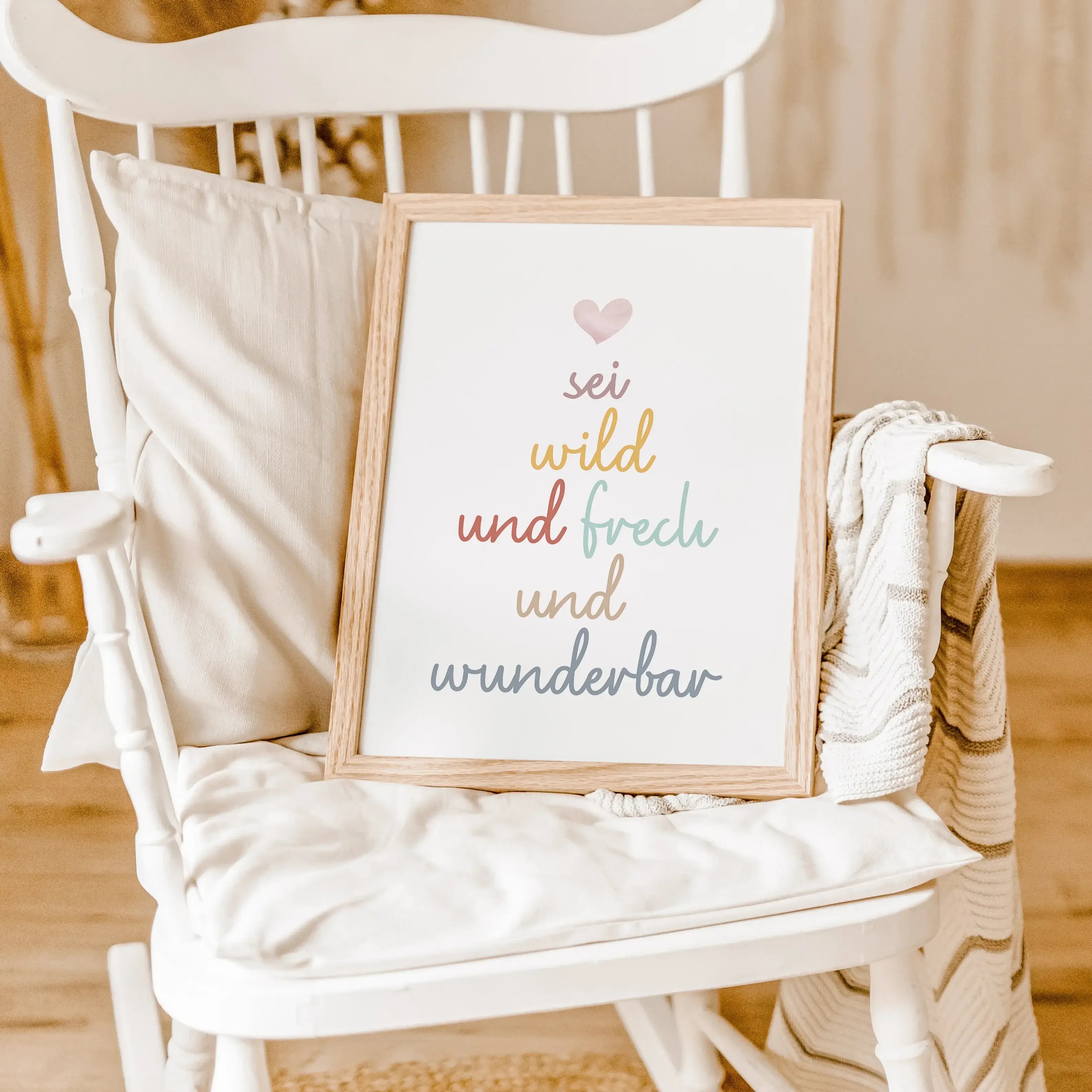 sei frech und wild und wunderbar Poster-famprints-Poster-Unser 'sei frech und wild und wunderbar' Poster beschreibt mit einem tollen Spruch welche Freiheiten ein Kind haben sollte. Der handgeschriebene Schriftzug in Schreibschrift befindet sich mittig auf