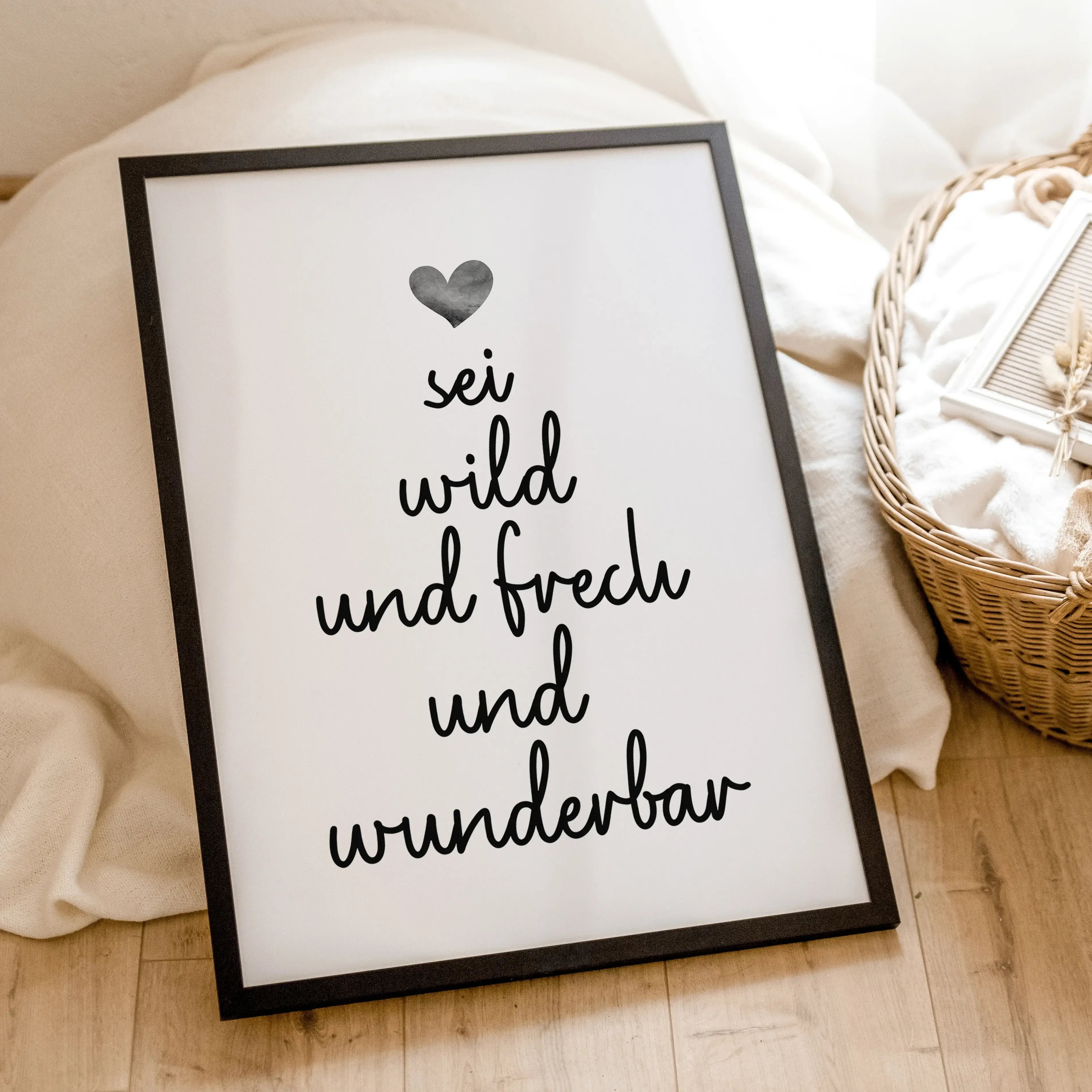 sei frech und wild und wunderbar Poster-famprints-Poster-Unser 'sei frech und wild und wunderbar' Poster beschreibt mit einem tollen Spruch welche Freiheiten ein Kind haben sollte. Der handgeschriebene Schriftzug in Schreibschrift befindet sich mittig auf