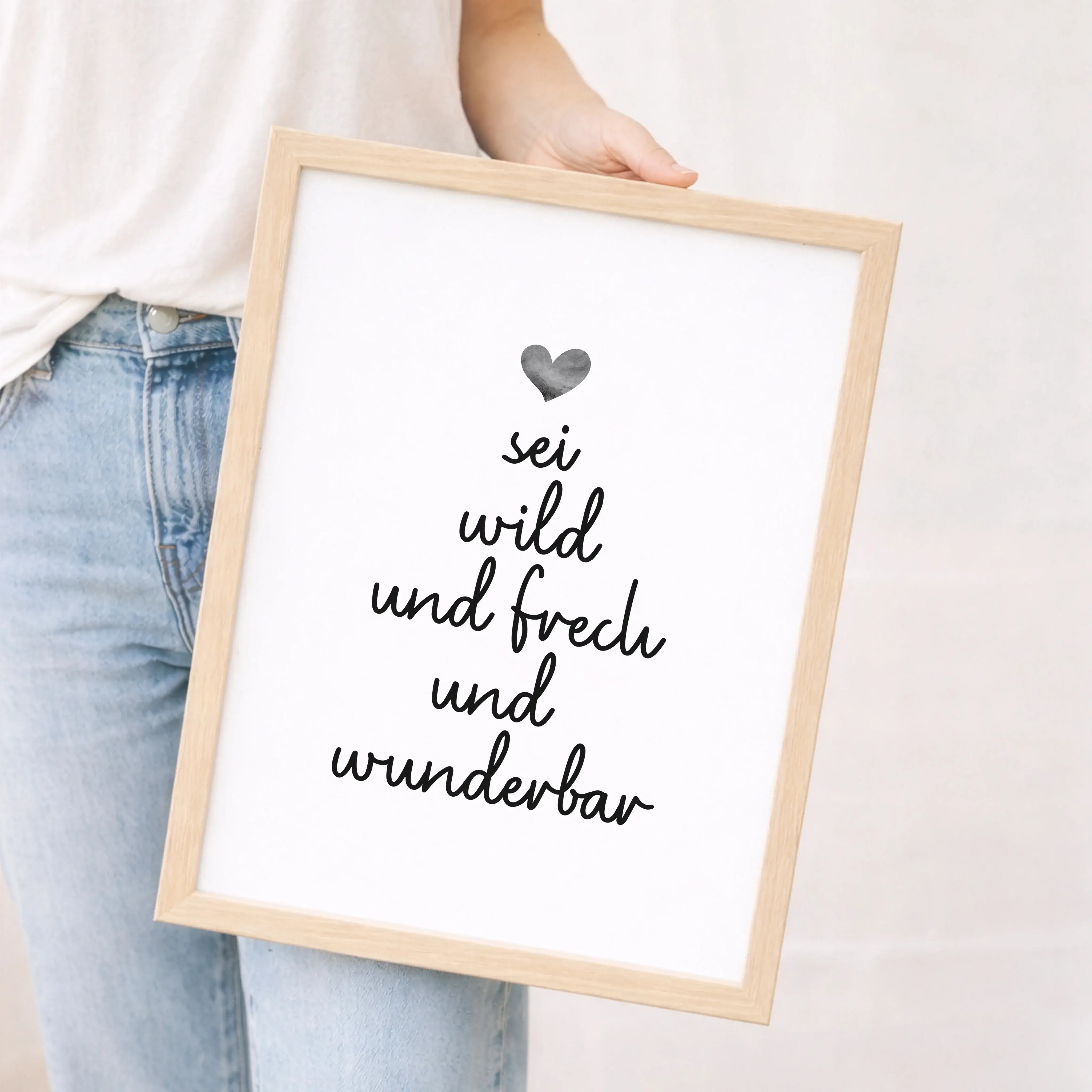 sei frech und wild und wunderbar Poster-Poster-famprints-Das sei frech und wild und wunderbar Poster von famprints ist mehr als ein schöner Wandschmuck. Es ist eine liebevolle Botschaft, die Kinder stärkt, sie ermutigt und ihnen zeigt, dass sie genau rich