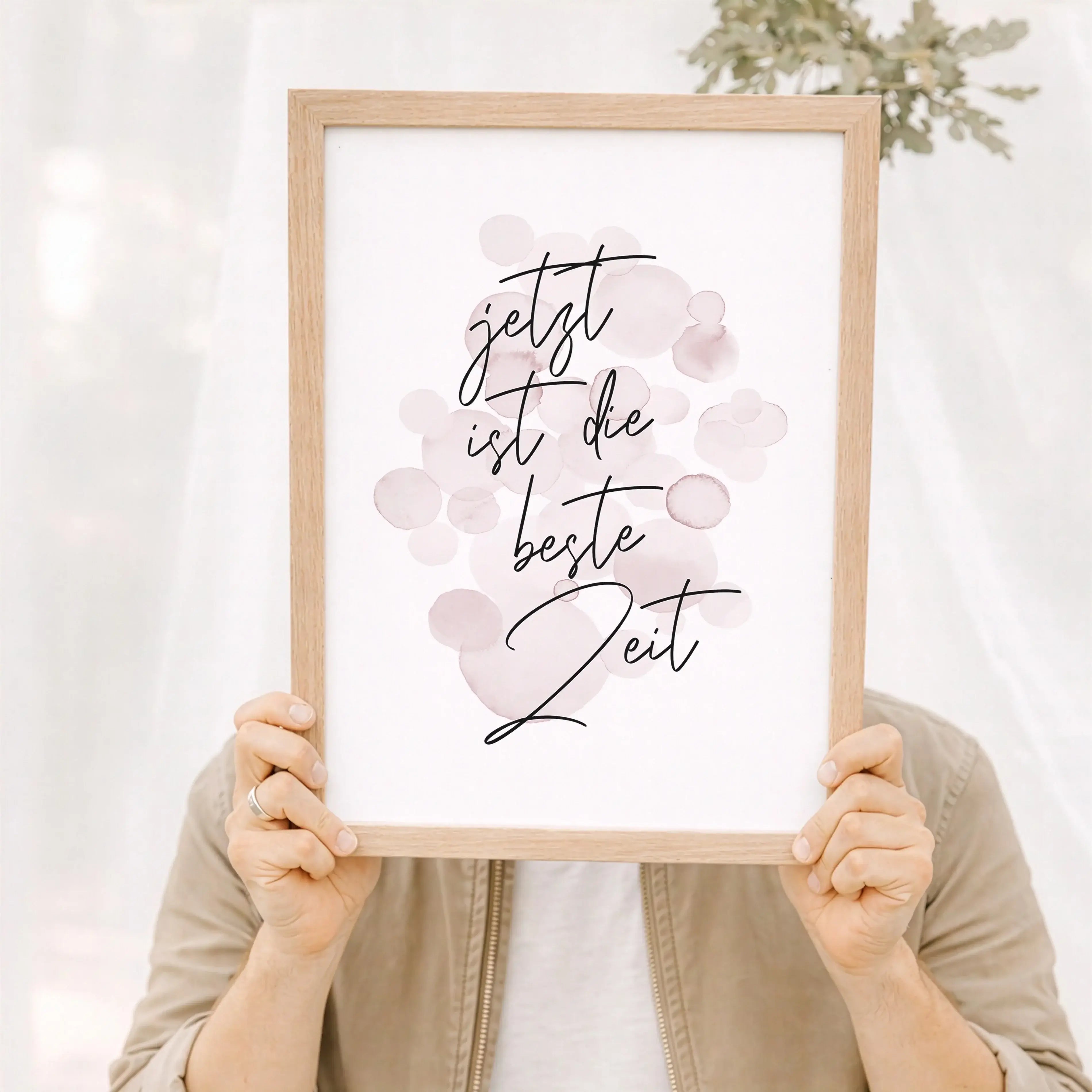 Poster 'Jetzt ist die beste Zeit'-Poster-famprints-Das Poster „Jetzt ist die beste Zeit“ ist eine liebevolle Erinnerung daran, wie wertvoll unbeschwerte Momente sind. Mit seinem handgeschriebenen Schriftzug und den sanften Farbakzenten passt dieses Kinder