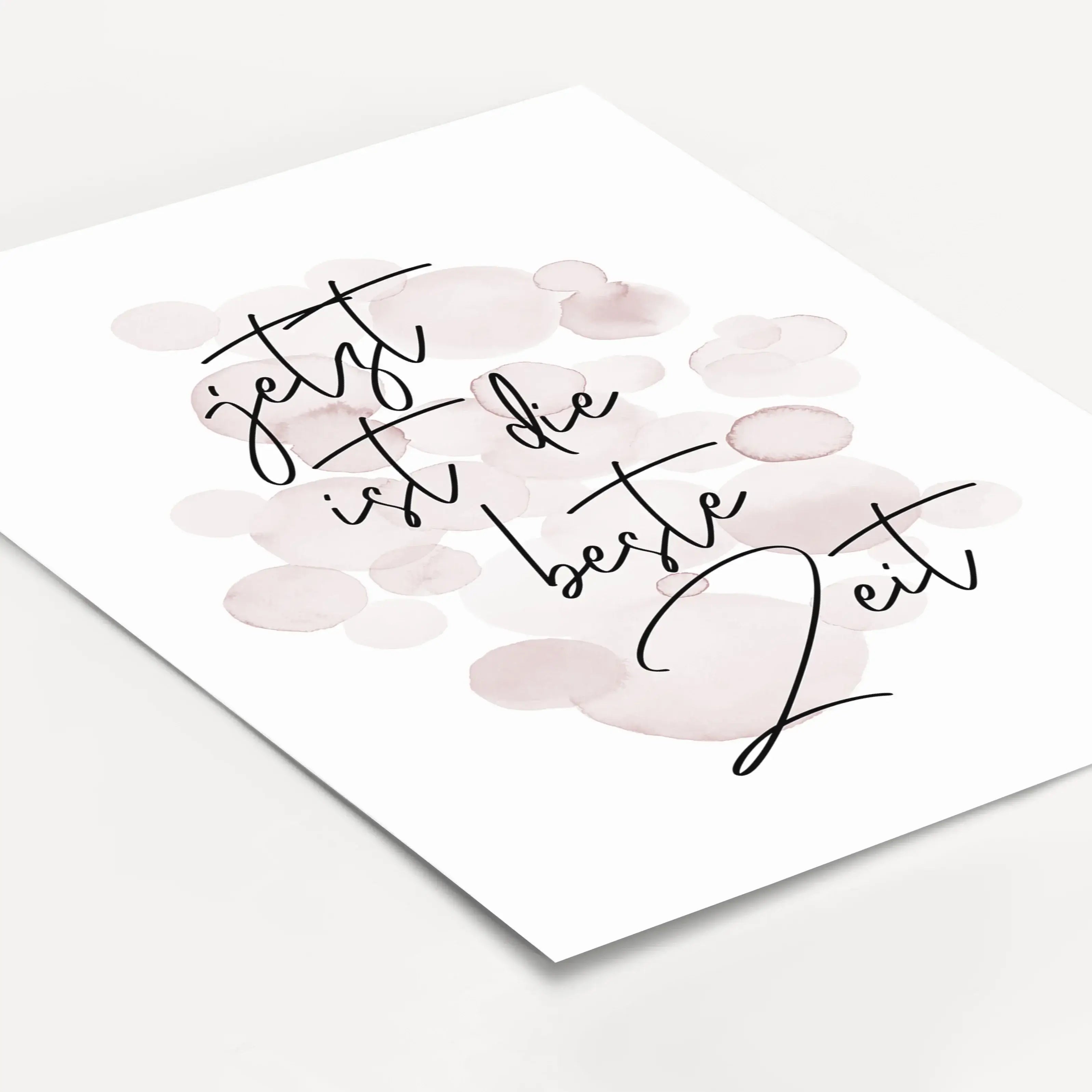 Poster 'Jetzt ist die beste Zeit'-Poster-famprints-Das Poster „Jetzt ist die beste Zeit“ ist eine liebevolle Erinnerung daran, wie wertvoll unbeschwerte Momente sind. Mit seinem handgeschriebenen Schriftzug und den sanften Farbakzenten passt dieses Kinder