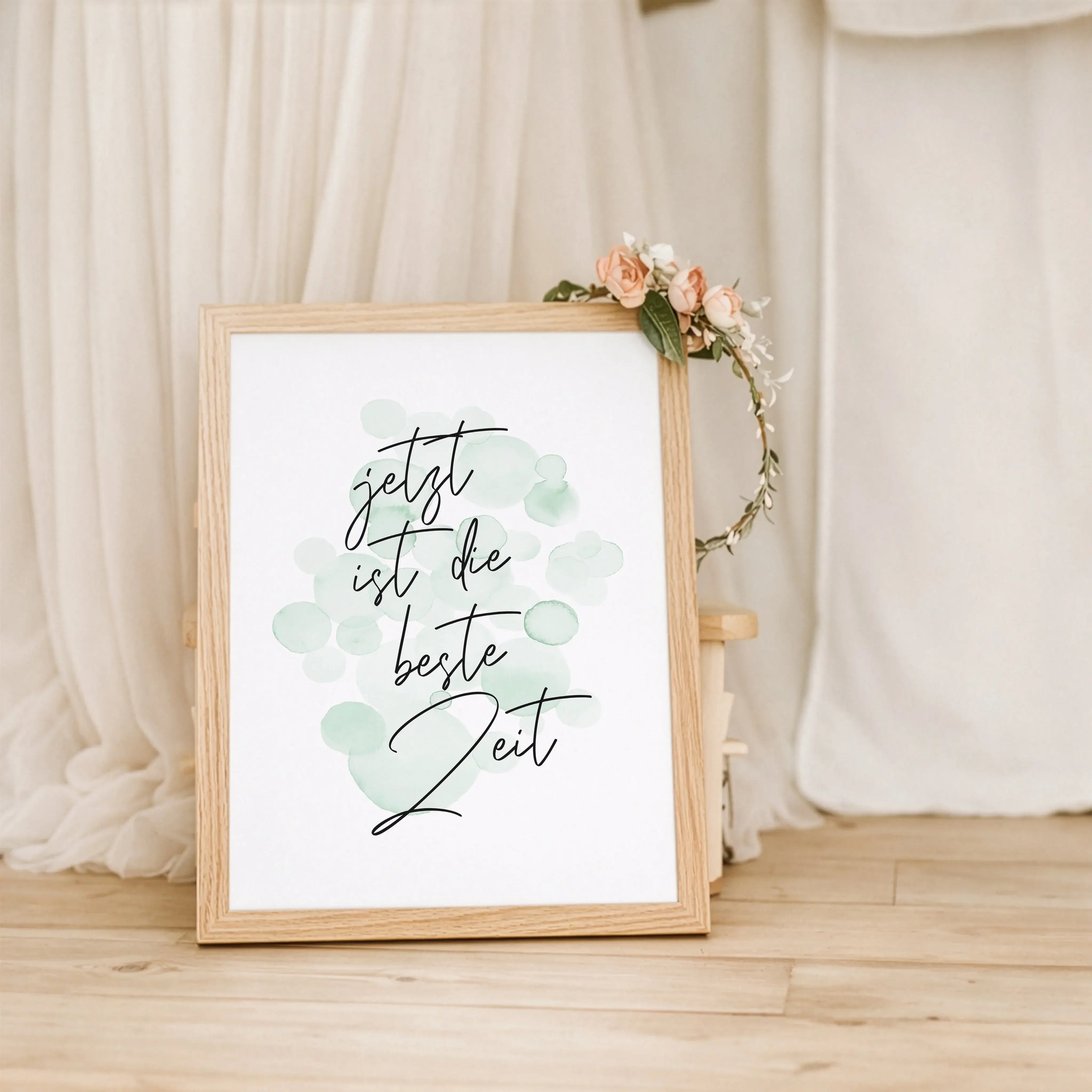 Poster 'Jetzt ist die beste Zeit'-Poster-famprints-Das Poster „Jetzt ist die beste Zeit“ ist eine liebevolle Erinnerung daran, wie wertvoll unbeschwerte Momente sind. Mit seinem handgeschriebenen Schriftzug und den sanften Farbakzenten passt dieses Kinder