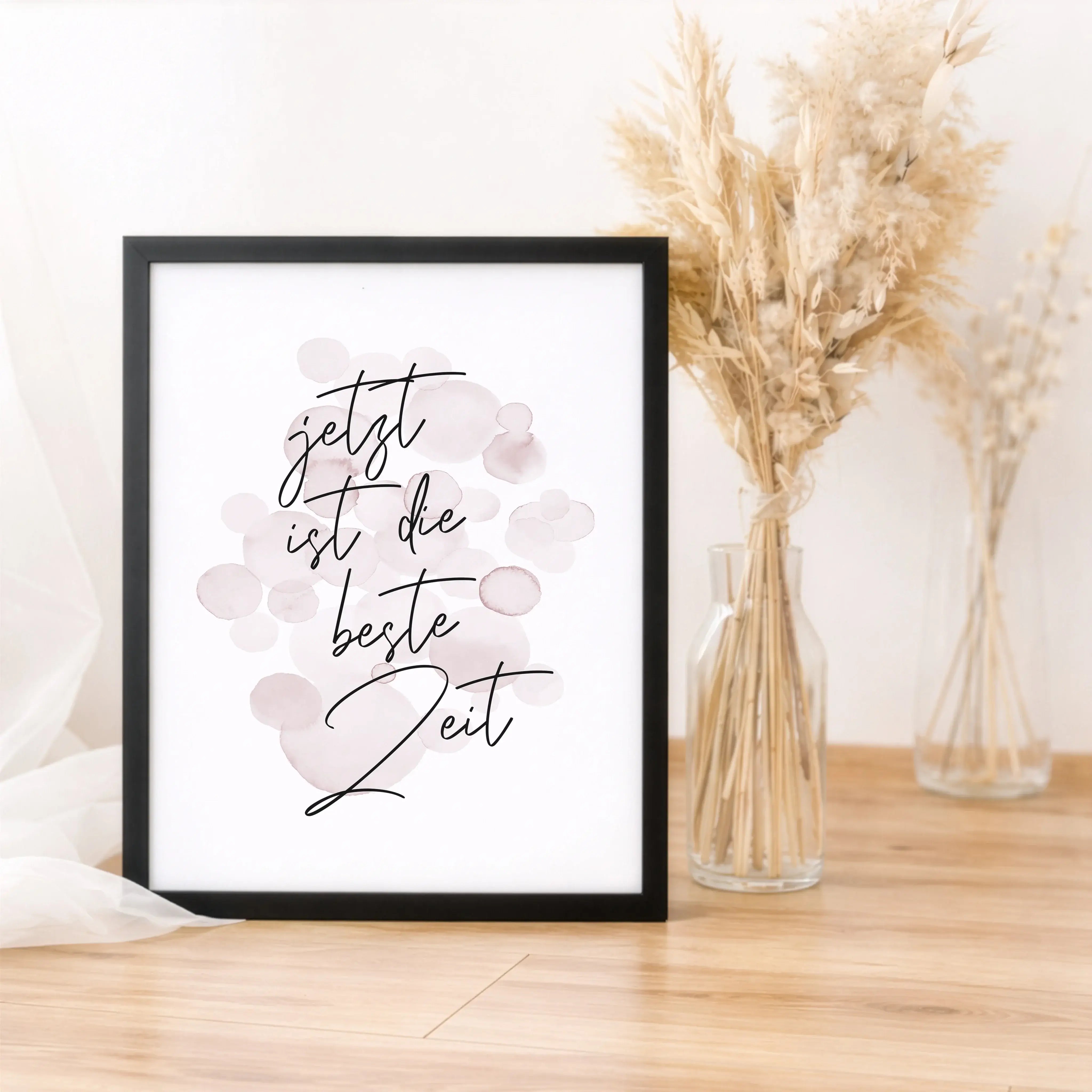 Poster 'Jetzt ist die beste Zeit'-Poster-famprints-Das Poster „Jetzt ist die beste Zeit“ ist eine liebevolle Erinnerung daran, wie wertvoll unbeschwerte Momente sind. Mit seinem handgeschriebenen Schriftzug und den sanften Farbakzenten passt dieses Kinder