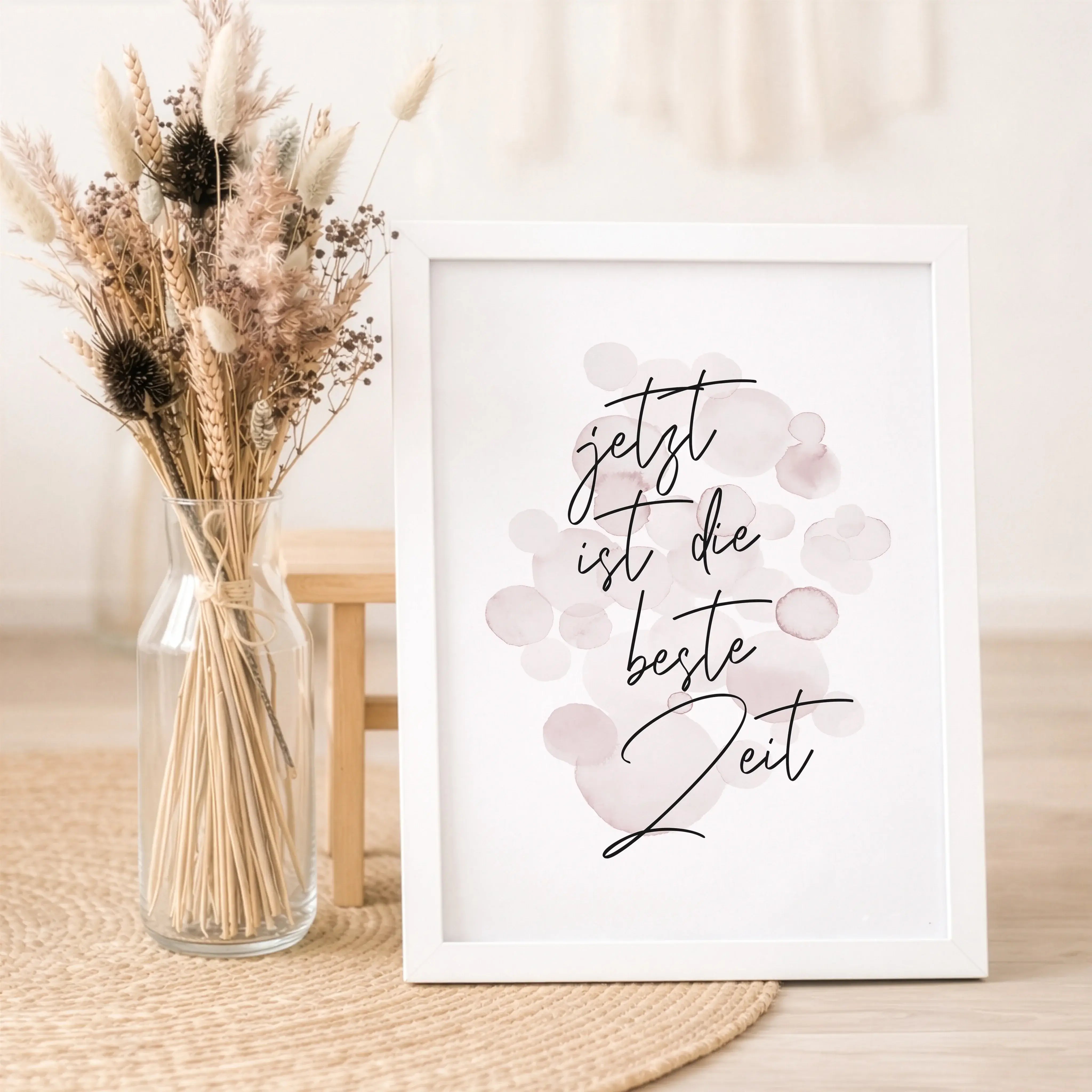 Poster 'Jetzt ist die beste Zeit'-Poster-famprints-Das Poster „Jetzt ist die beste Zeit“ ist eine liebevolle Erinnerung daran, wie wertvoll unbeschwerte Momente sind. Mit seinem handgeschriebenen Schriftzug und den sanften Farbakzenten passt dieses Kinder