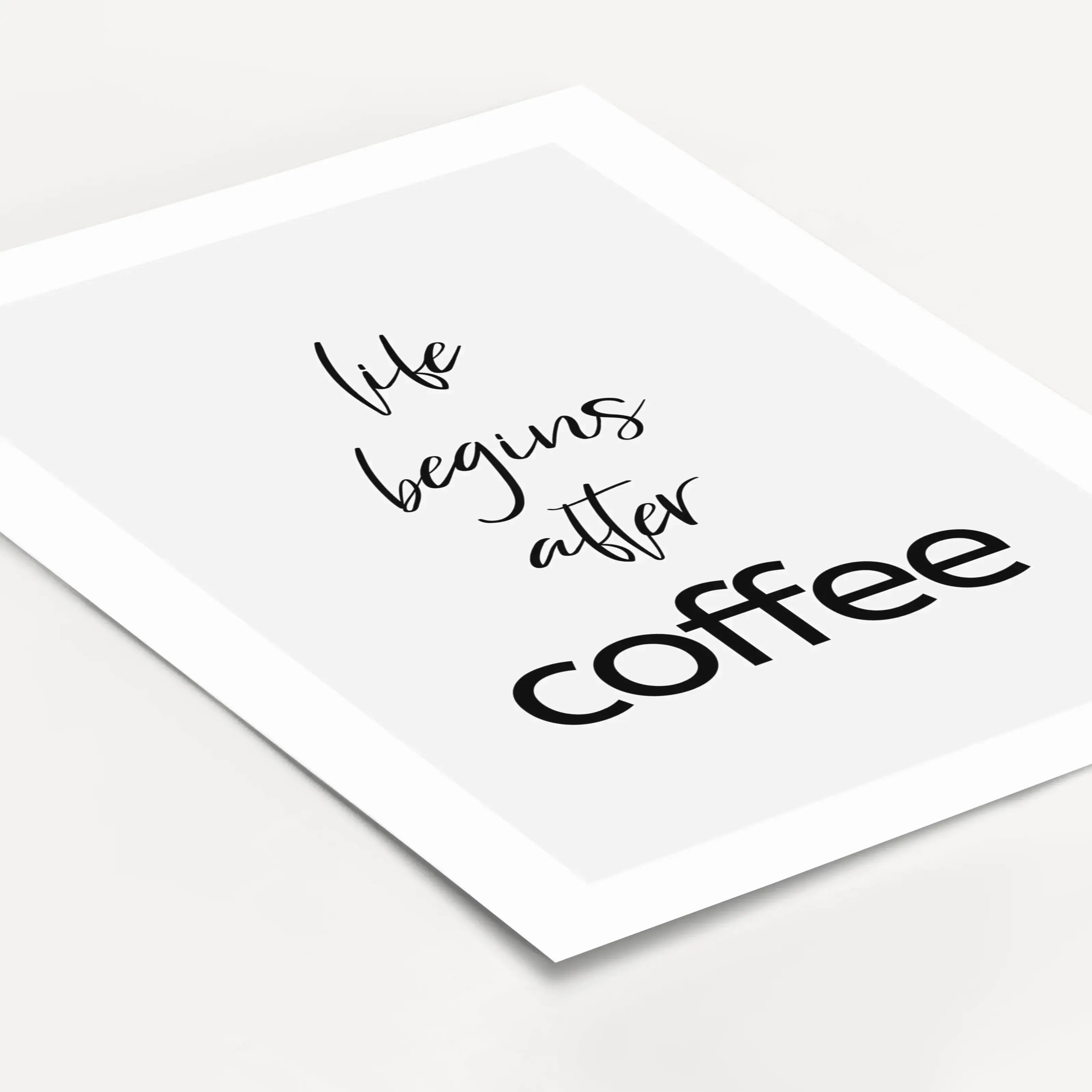 Kaffee Poster 'life begins'-famprints-Poster-Witzig, lässig und mit viel Charme – so präsentiert sich unser neues Kaffee Poster! Egal ob in der Küche oder im Wohnzimmer – dieses Poster ist die perfekte Wanddeko für alle, die ihre Liebe zum Kaffee offen zu