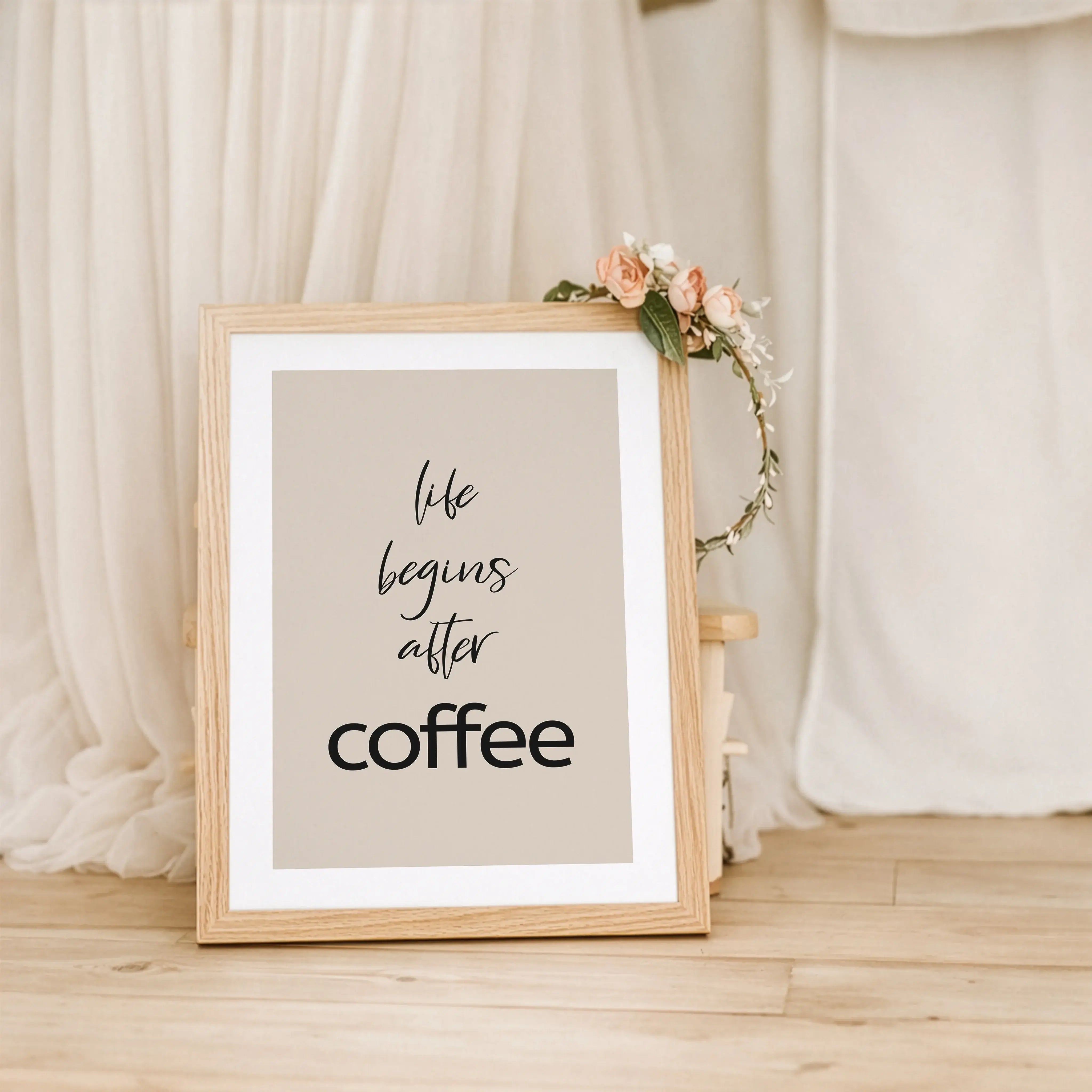Kaffee Poster 'life begins'-Poster-famprints-Das Kaffee Poster life begins bringt genau das Gefühl an die Wand, das viele kennen: Der Tag startet erst richtig mit der ersten Tasse Kaffee. Mit klarer Typografie, ruhigem Design und einer modernen Aussage wi
