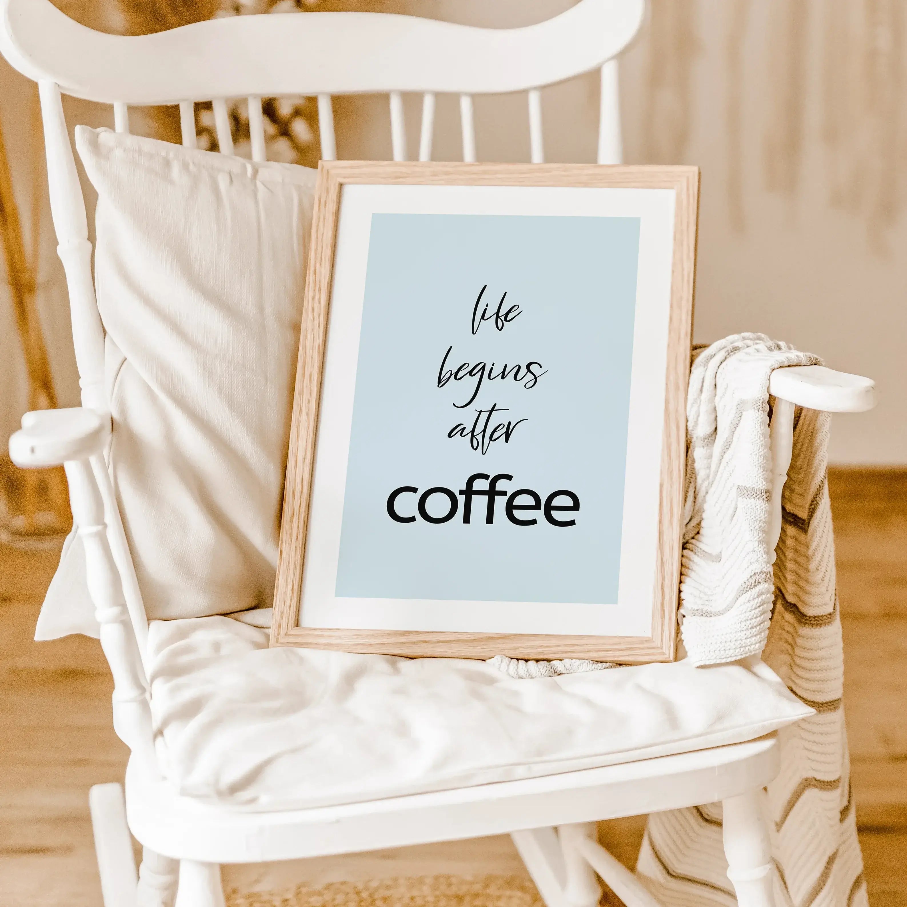 Kaffee Poster 'life begins'-famprints-Poster-Witzig, lässig und mit viel Charme – so präsentiert sich unser neues Kaffee Poster! Egal ob in der Küche oder im Wohnzimmer – dieses Poster ist die perfekte Wanddeko für alle, die ihre Liebe zum Kaffee offen zu