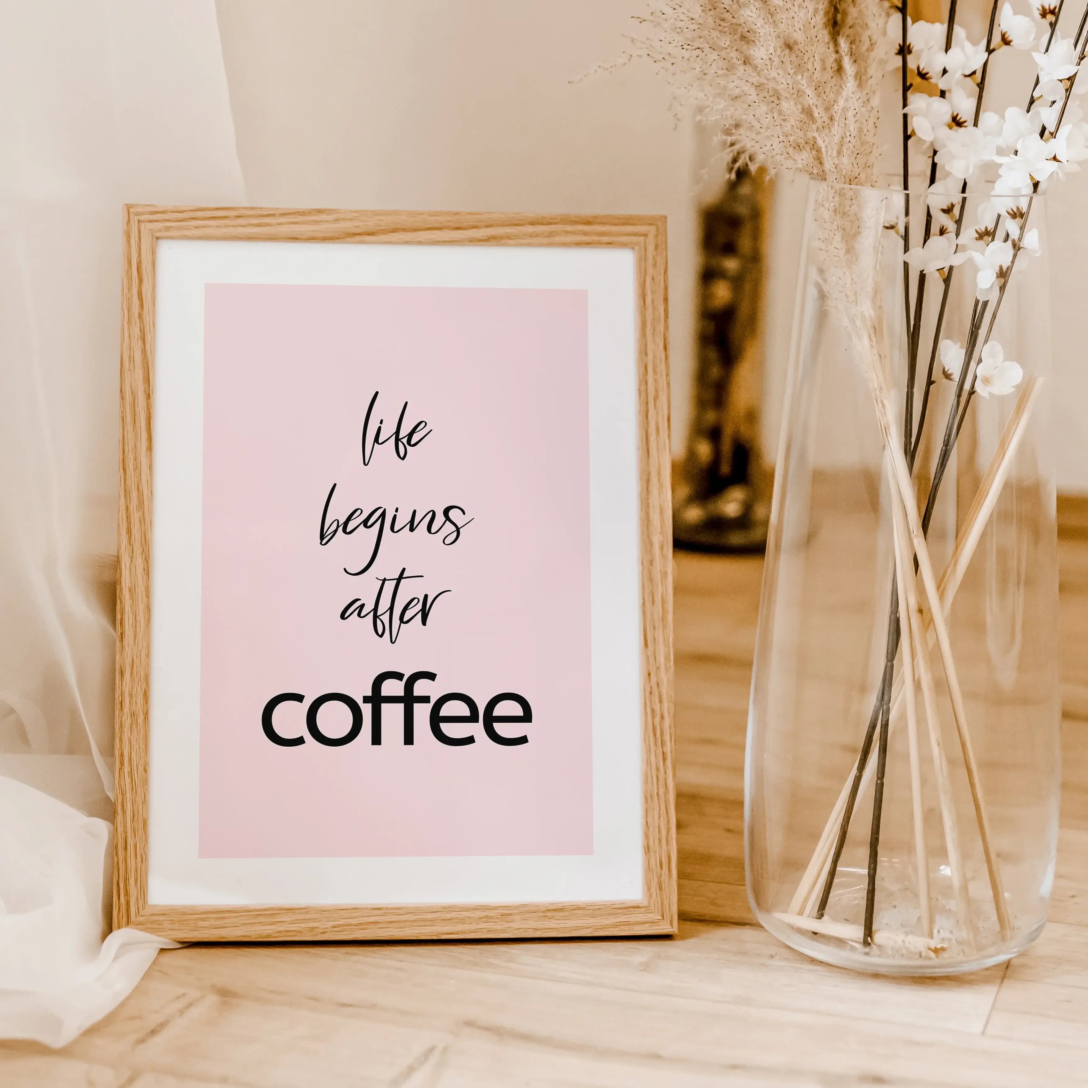 Kaffee Poster 'life begins'-famprints-Poster-Witzig, lässig und mit viel Charme – so präsentiert sich unser neues Kaffee Poster! Egal ob in der Küche oder im Wohnzimmer – dieses Poster ist die perfekte Wanddeko für alle, die ihre Liebe zum Kaffee offen zu
