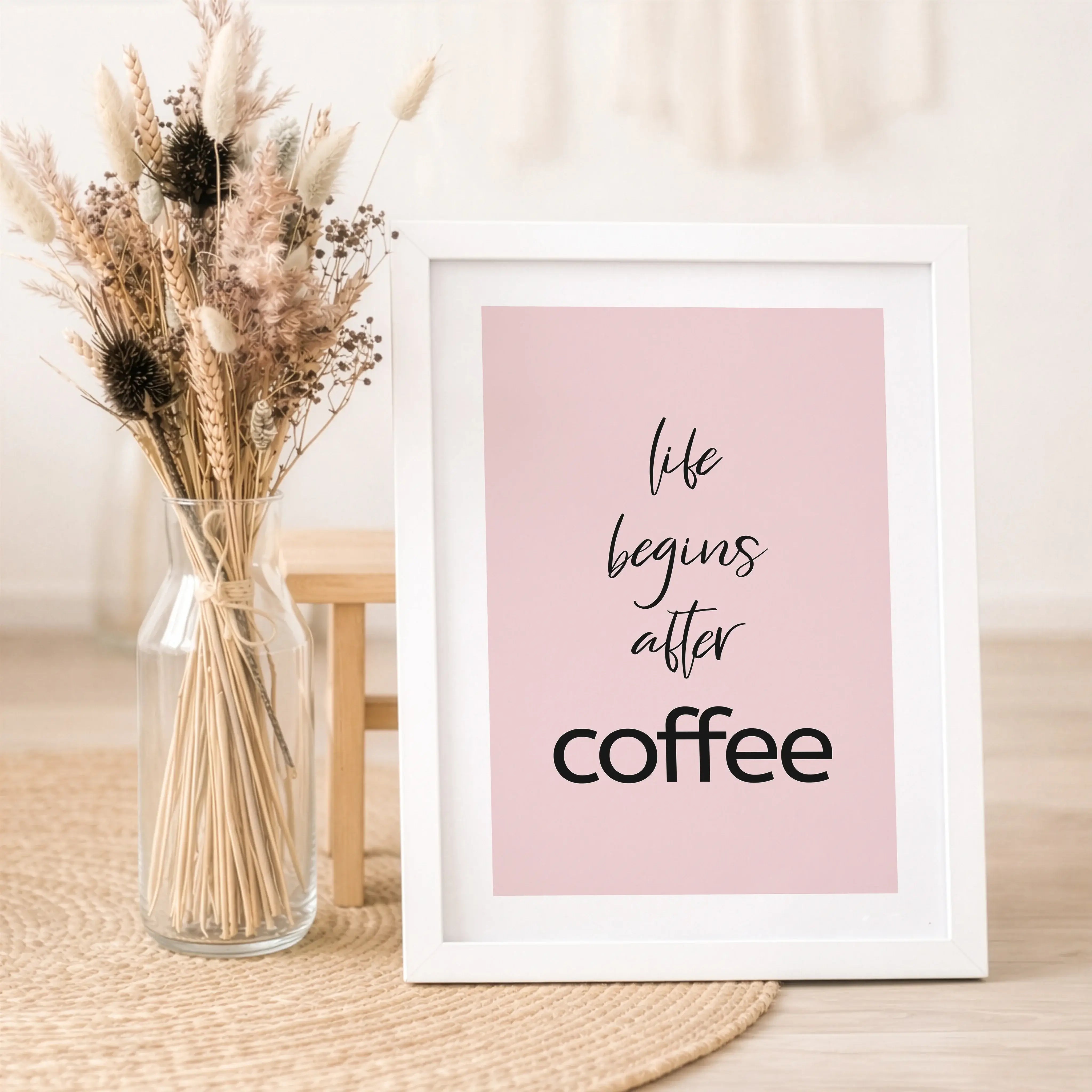 Kaffee Poster 'life begins'-Poster-famprints-Das Kaffee Poster life begins bringt genau das Gefühl an die Wand, das viele kennen: Der Tag startet erst richtig mit der ersten Tasse Kaffee. Mit klarer Typografie, ruhigem Design und einer modernen Aussage wi