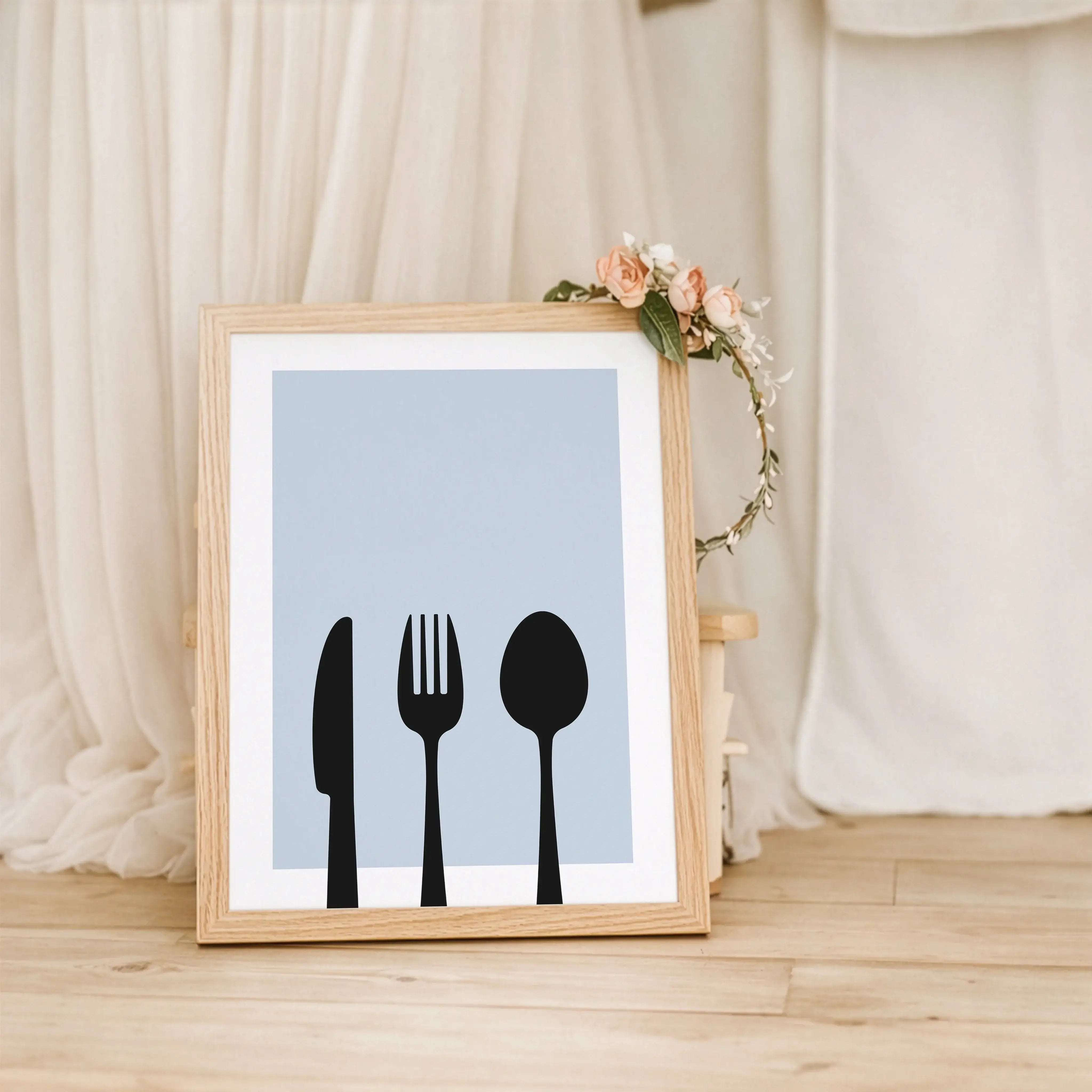 Küchenposter 'Besteck'-Poster-famprints-Das Küchenposter „Besteck“ bringt klare Formen und modernes Design an deine Küchenwand. Mit Messer, Gabel und Löffel als stilvolles Motiv passt dieses Küchenposter perfekt in offene Wohnküchen, Essbereiche oder klei