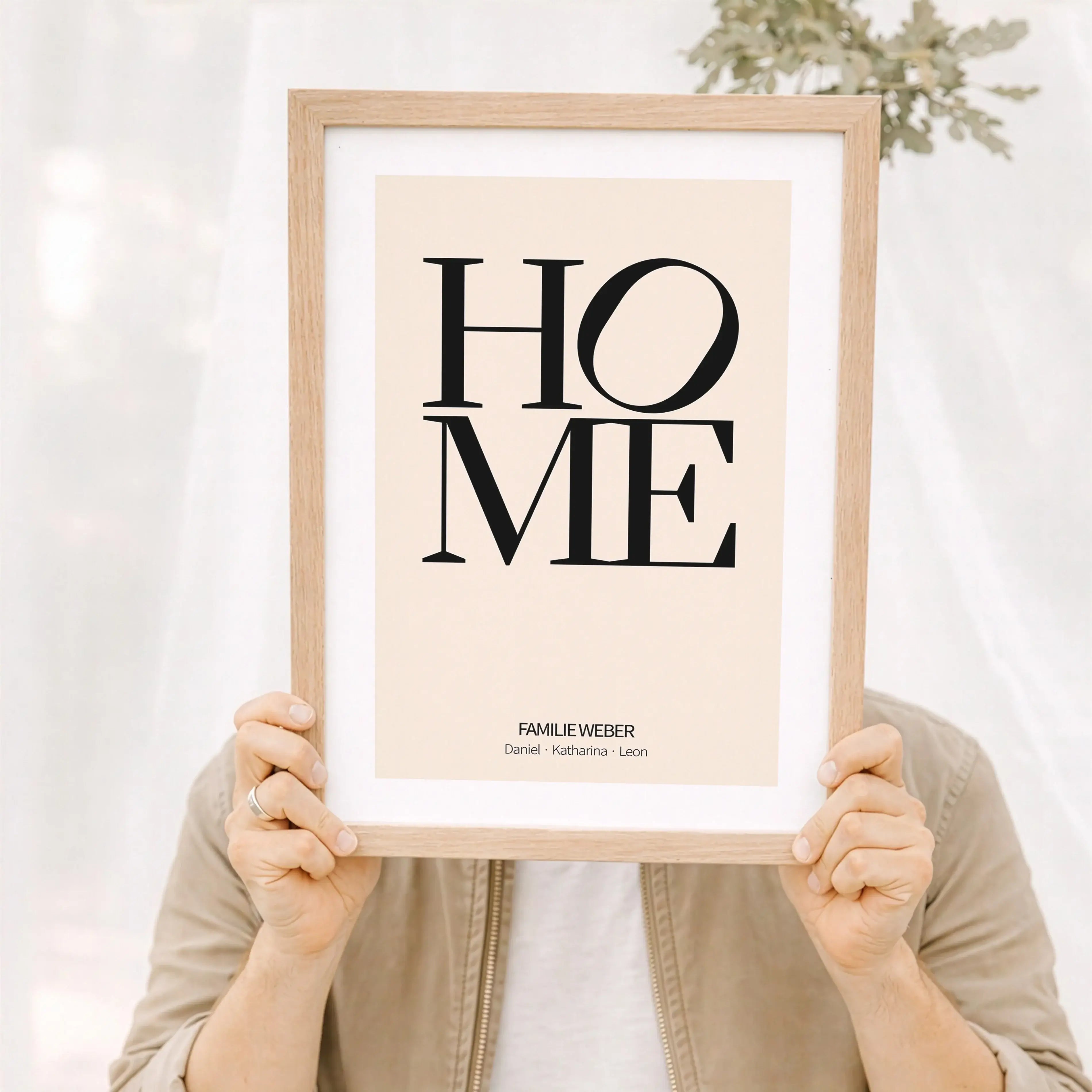 Home Poster-Personalisiertes Poster-famprints-Dein Home Poster ist mehr als Wanddeko. Es steht für Ankommen, Zusammenhalt und die Menschen, die dein Zuhause besonders machen. Das moderne Typografie Design mit dem markanten Schriftzug Home setzt einen ruhi