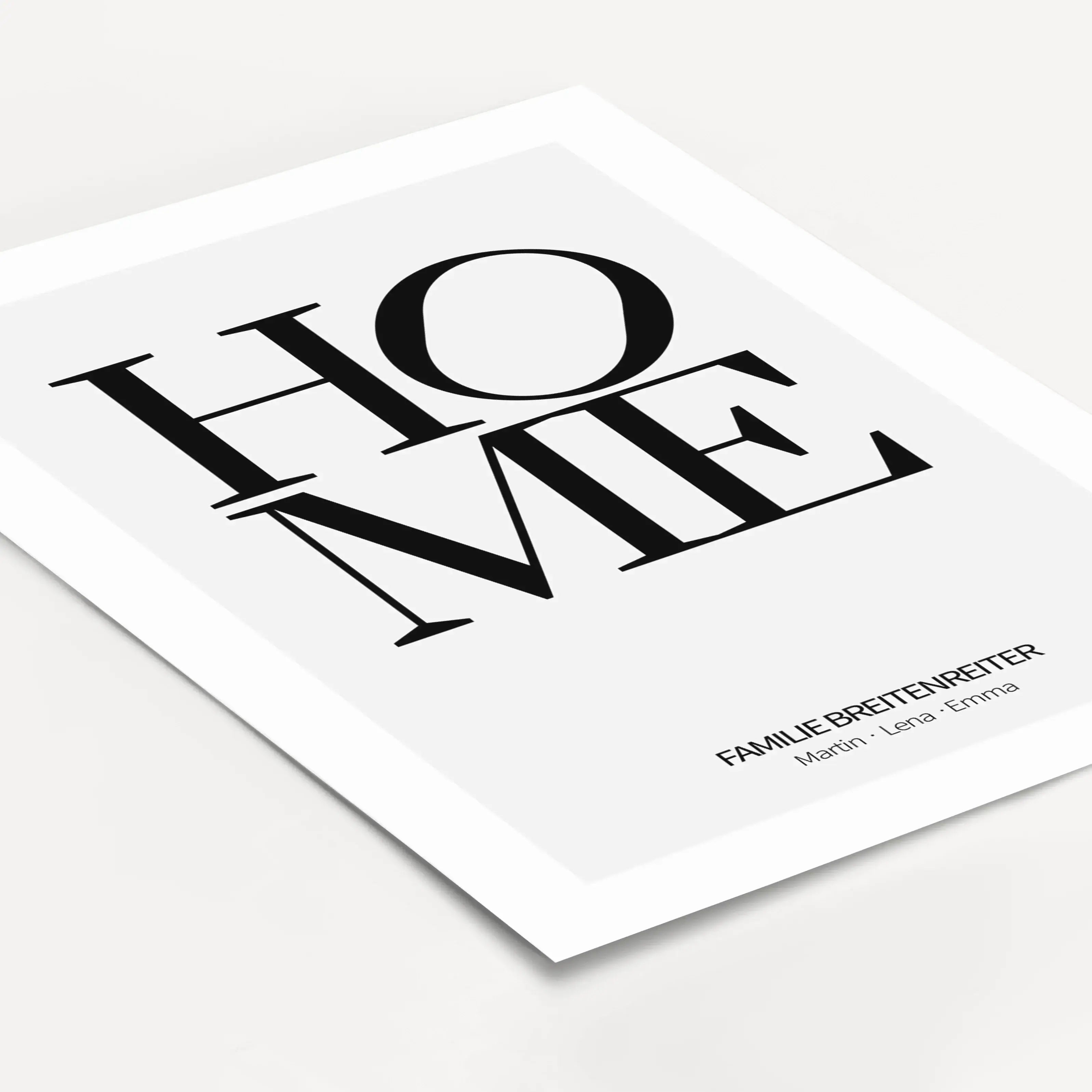Home Poster-famprints-Personalisiertes Poster-Auf dem Poster 'Home' findest du den Schriftzug 'Home' - HO und ME stehen untereinander mit einem leicht gekippten O. Das moderne Poster kannst du mit deinem Wunschtext personalisieren. In unserem Beispiel hab