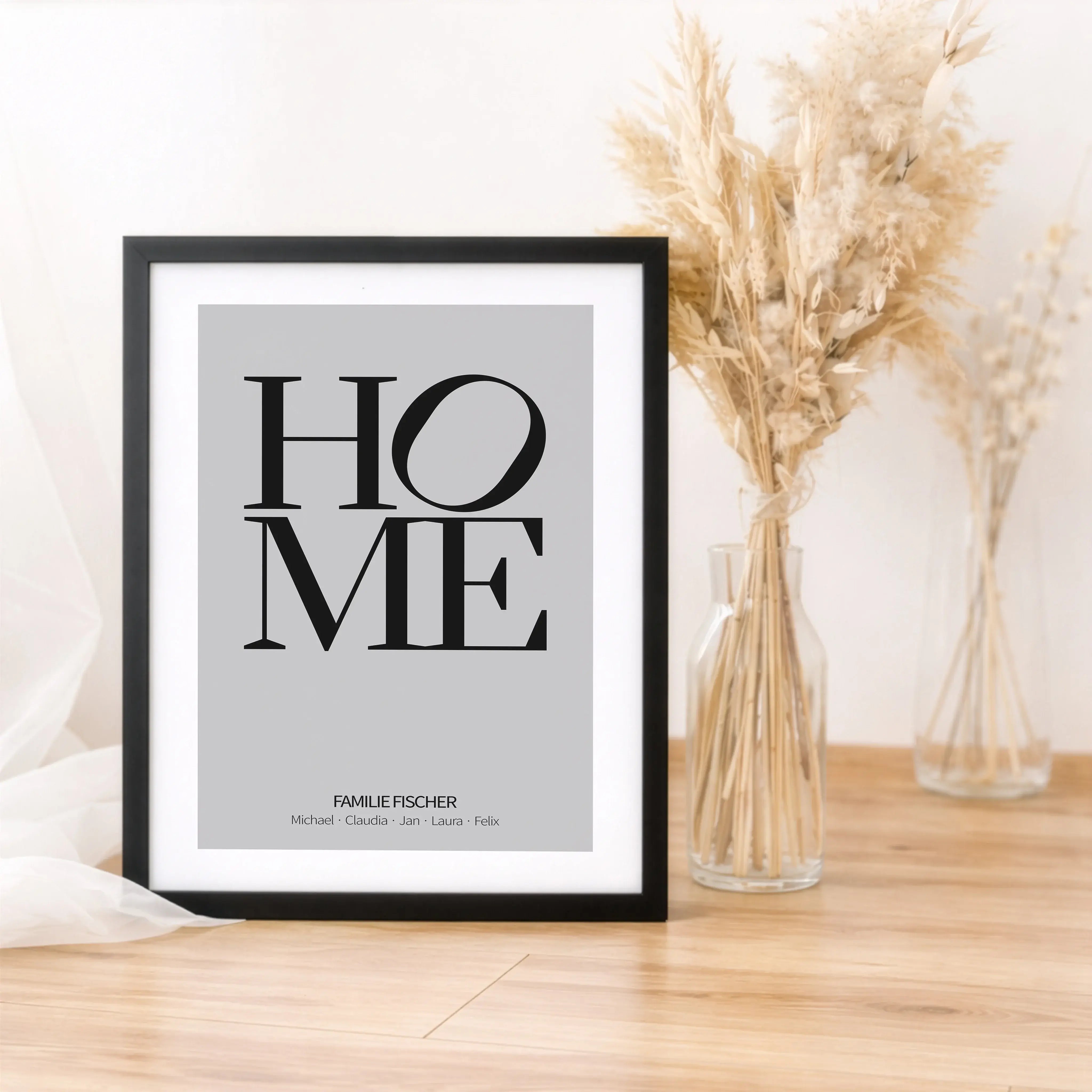 Home Poster-Personalisiertes Poster-famprints-Dein Home Poster ist mehr als Wanddeko. Es steht für Ankommen, Zusammenhalt und die Menschen, die dein Zuhause besonders machen. Das moderne Typografie Design mit dem markanten Schriftzug Home setzt einen ruhi