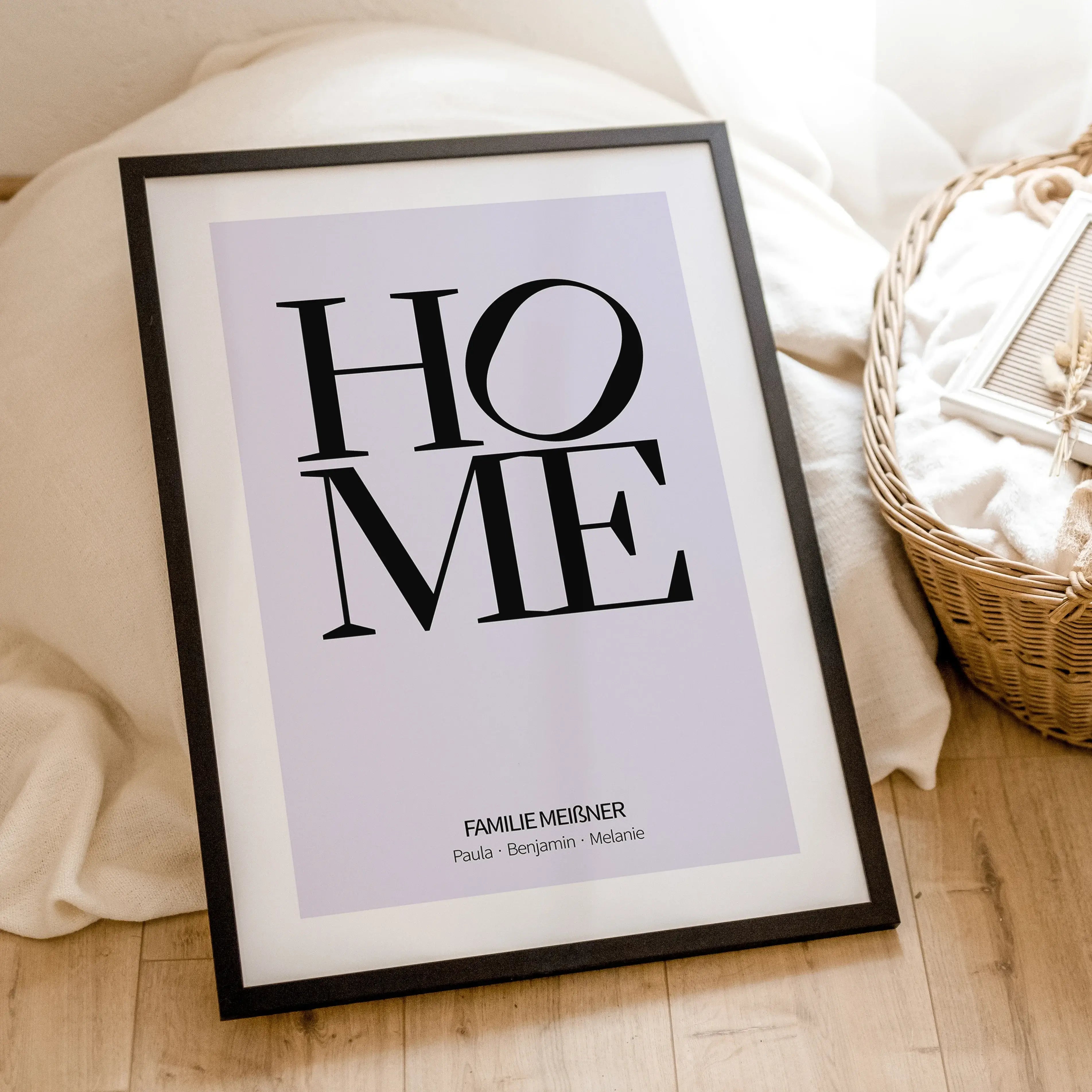 Home Poster-famprints-Personalisiertes Poster-Auf dem Poster 'Home' findest du den Schriftzug 'Home' - HO und ME stehen untereinander mit einem leicht gekippten O. Das moderne Poster kannst du mit deinem Wunschtext personalisieren. In unserem Beispiel hab