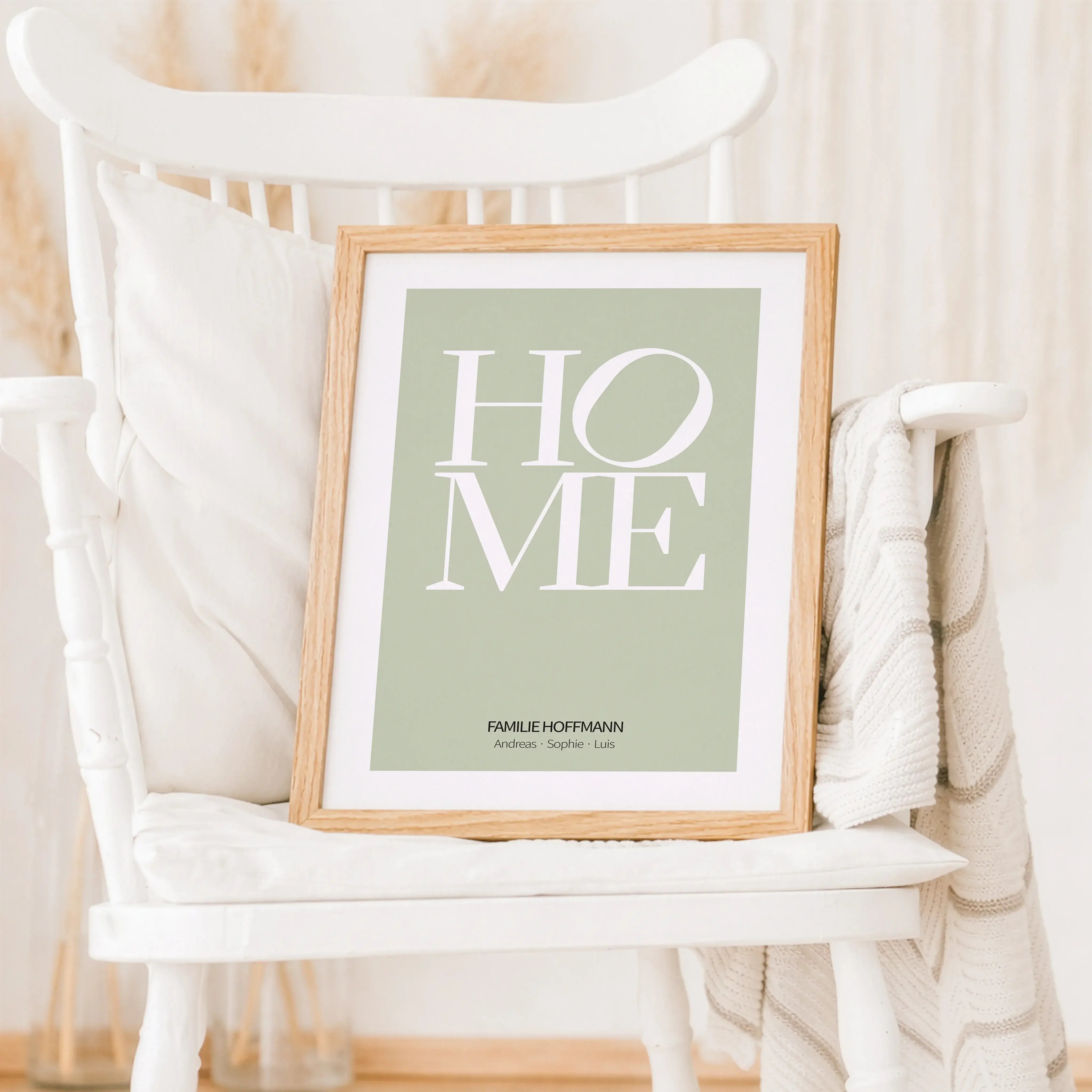 Home Poster-Personalisiertes Poster-famprints-Dein Home Poster ist mehr als Wanddeko. Es steht für Ankommen, Zusammenhalt und die Menschen, die dein Zuhause besonders machen. Das moderne Typografie Design mit dem markanten Schriftzug Home setzt einen ruhi