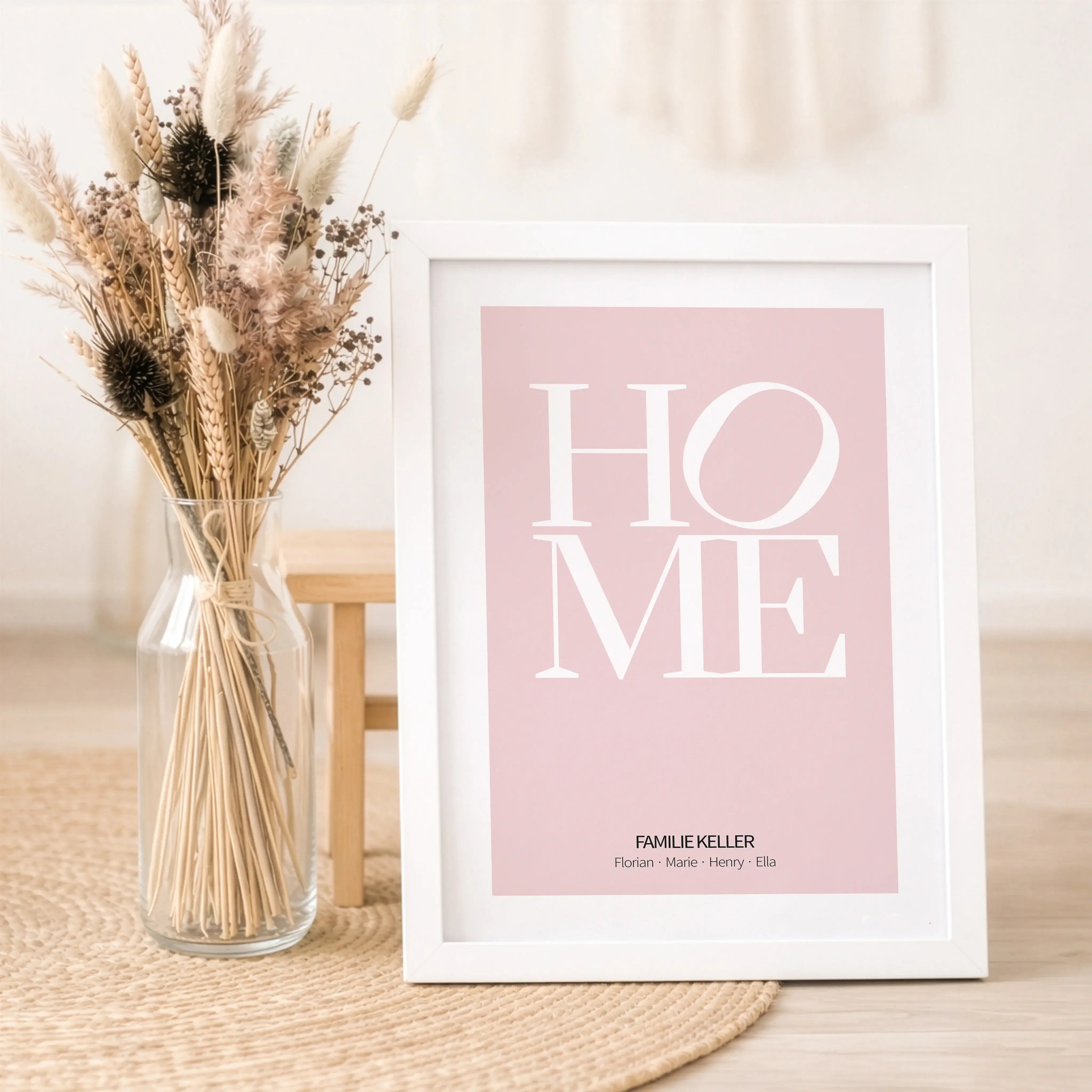 Home Poster-Personalisiertes Poster-famprints-Dein Home Poster ist mehr als Wanddeko. Es steht für Ankommen, Zusammenhalt und die Menschen, die dein Zuhause besonders machen. Das moderne Typografie Design mit dem markanten Schriftzug Home setzt einen ruhi
