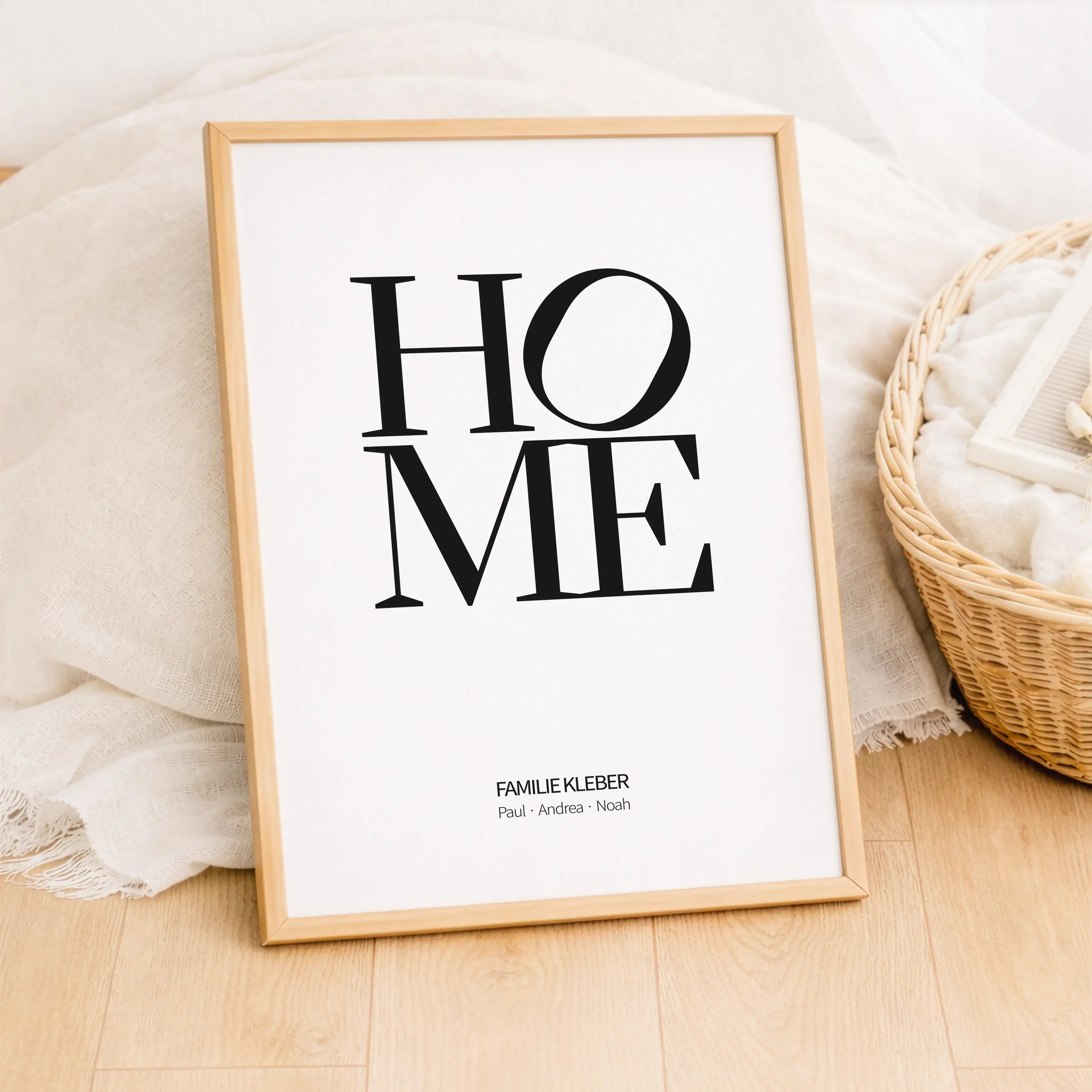 Home Poster-Personalisiertes Poster-famprints-Dein Home Poster ist mehr als Wanddeko. Es steht für Ankommen, Zusammenhalt und die Menschen, die dein Zuhause besonders machen. Das moderne Typografie Design mit dem markanten Schriftzug Home setzt einen ruhi