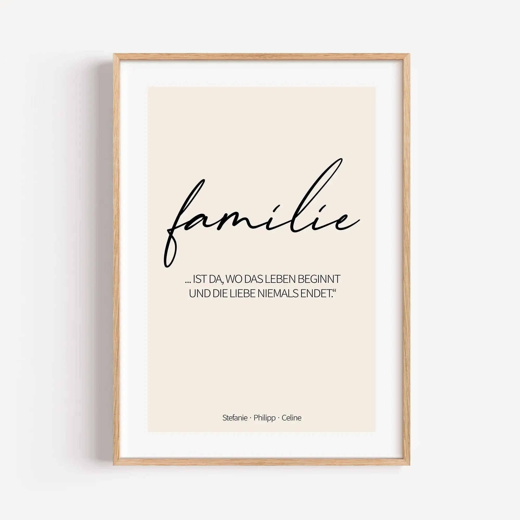 Poster 'familie'-famprints-Personalisiertes Poster-Mit dem Poster 'Familie' drückt ihr euren Zusammenhalt aus. Auf dem Familienposter findest du unter dem Schriftzug 'Familie' die Möglichkeit dein Poster mit einem Zitat, einer Botschaft oder einer Widmung