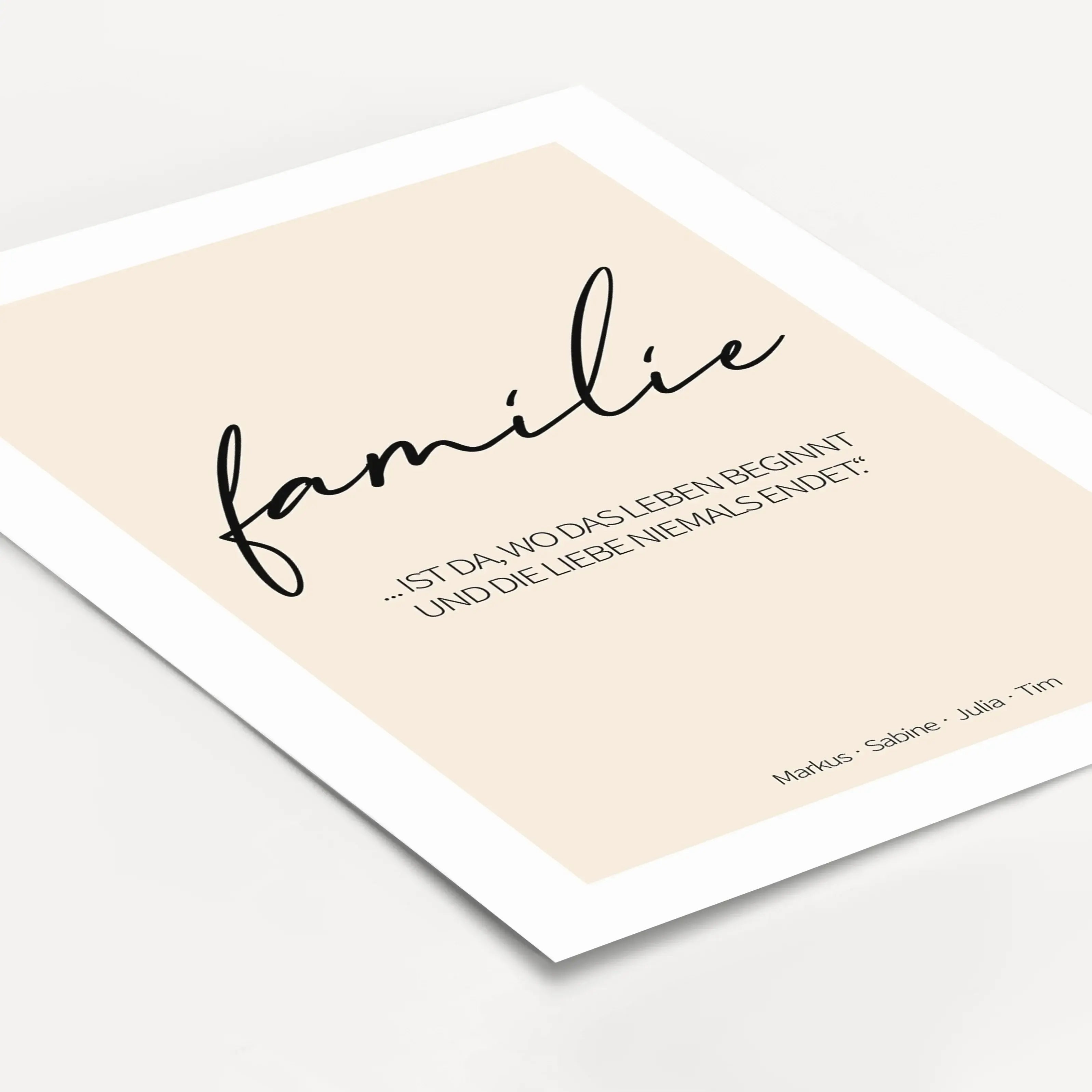 Poster 'familie'-Personalisiertes Poster-famprints-Das Poster Familie ist mehr als ein dekoratives Wandbild. Es steht für Zusammenhalt, für Menschen, die dazugehören, und für all die kleinen Momente, die ein Zuhause ausmachen. Mit klarer Typografie und ei