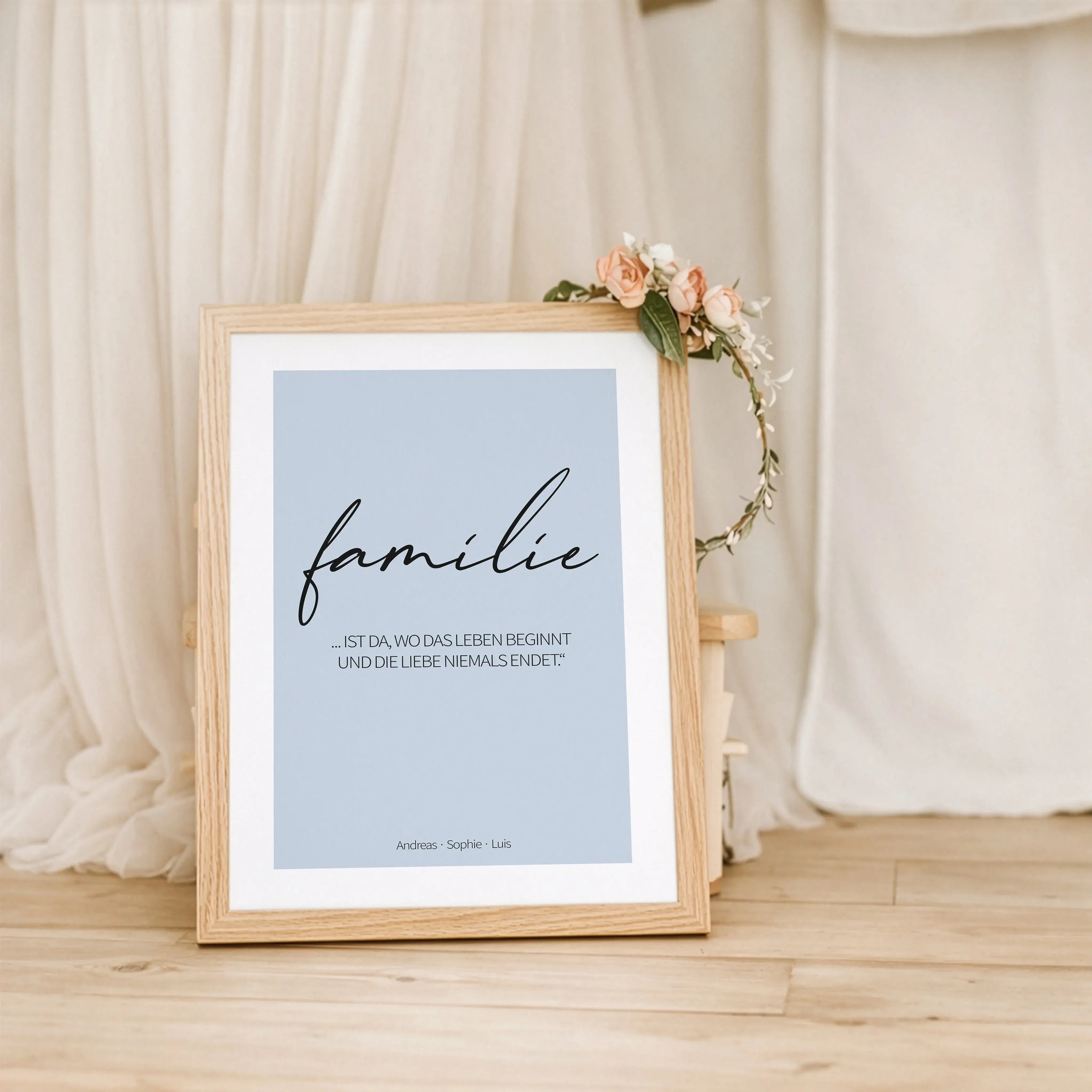 Poster 'familie'-Personalisiertes Poster-famprints-Das Poster Familie ist mehr als ein dekoratives Wandbild. Es steht für Zusammenhalt, für Menschen, die dazugehören, und für all die kleinen Momente, die ein Zuhause ausmachen. Mit klarer Typografie und ei