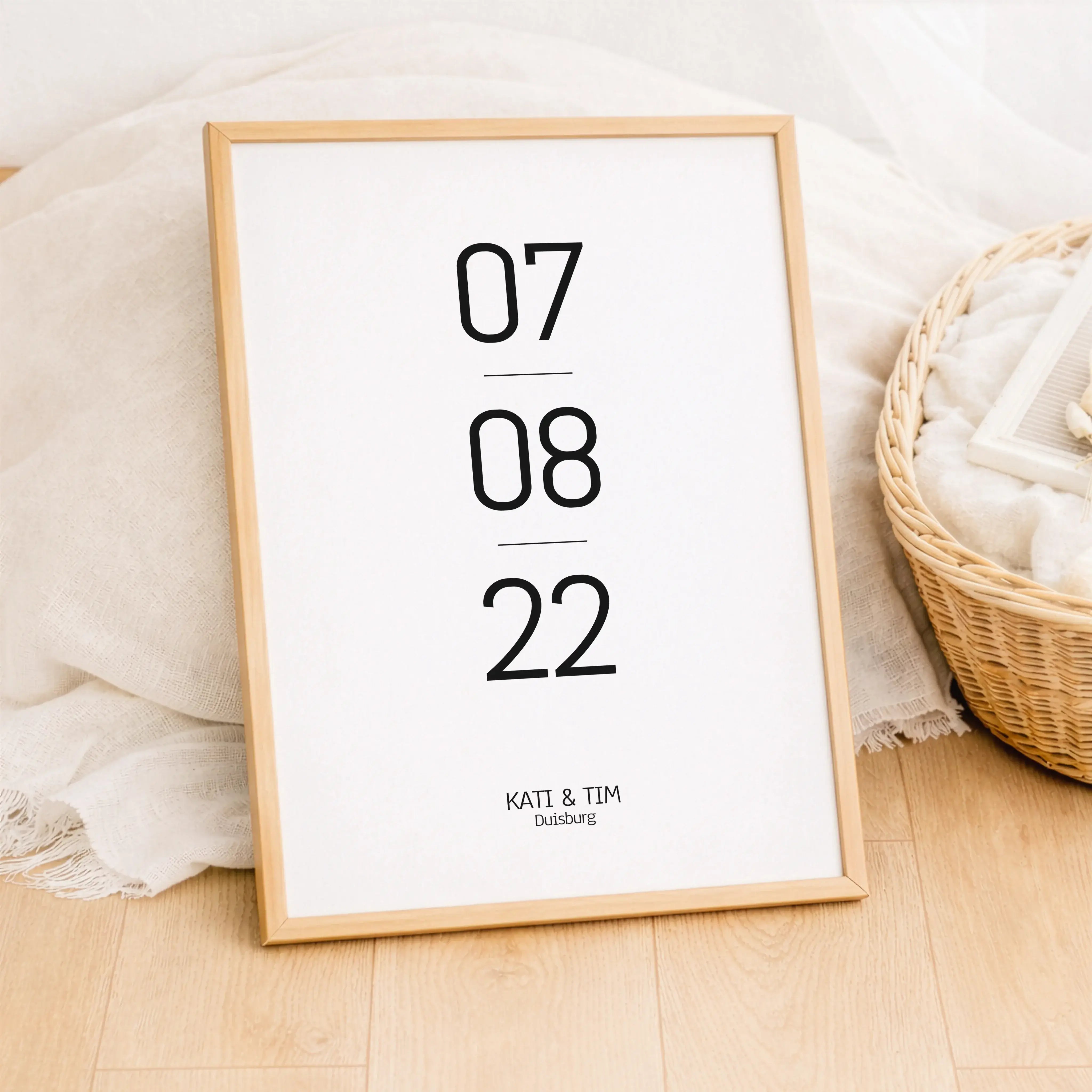 Datum Poster-Personalisiertes Poster-famprints-Ein Datum kann alles verändern. Mit dem Datum Poster von famprints hältst du genau diesen einen Moment sichtbar fest, der für euch Bedeutung hat. Ob Kennenlerntag, Hochzeit, Jahrestag oder ein anderes persönl