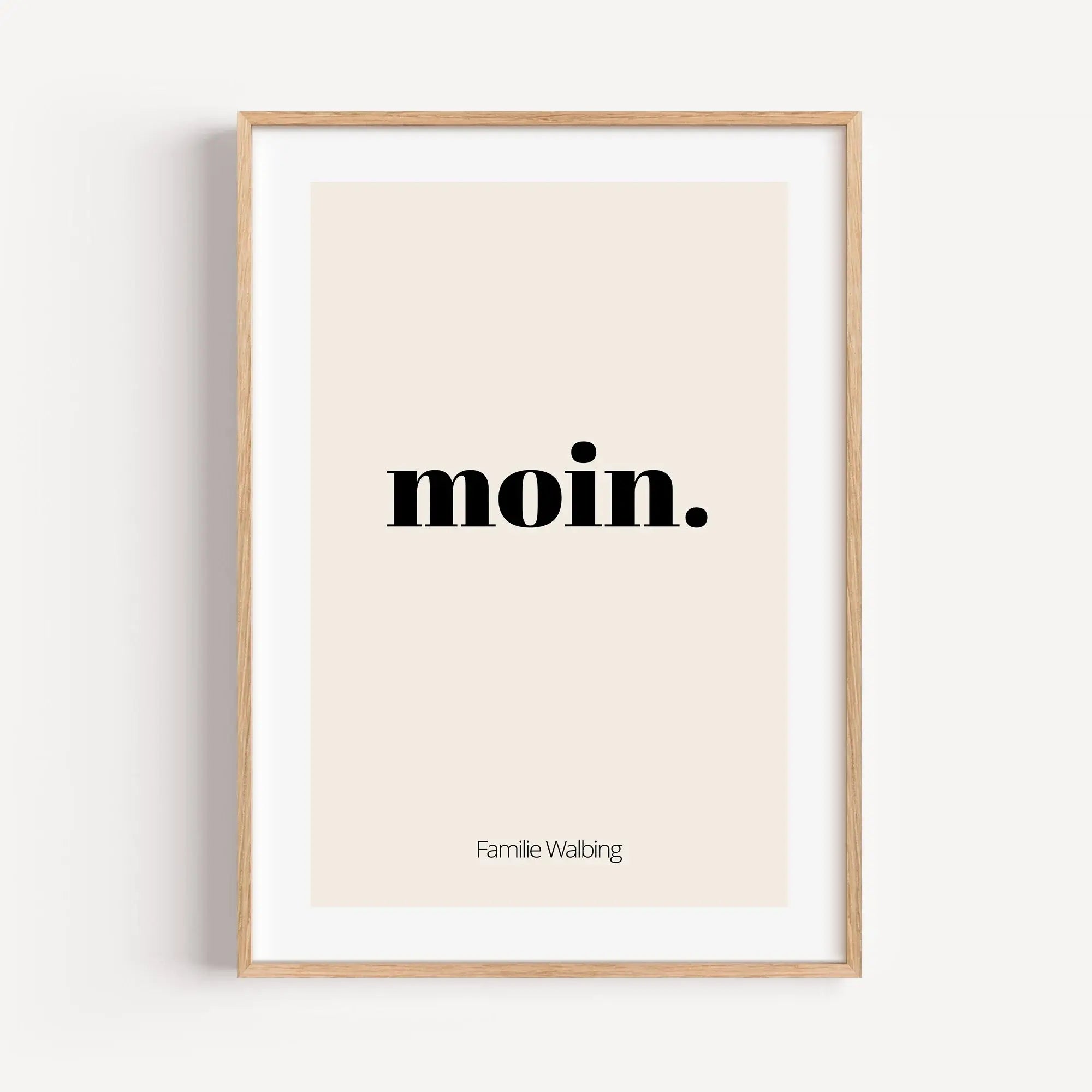 Poster 'moin'-famprints-Personalisiertes Poster-Auf dem Poster 'moin' findest du die herzliche Begrüßung 'moin'. Dieses Willkommens Poster findest du bei uns im Shop auch mit sers' tach und servus. Das Poster kann auf der Unterseite mit deinem Wunschtext
