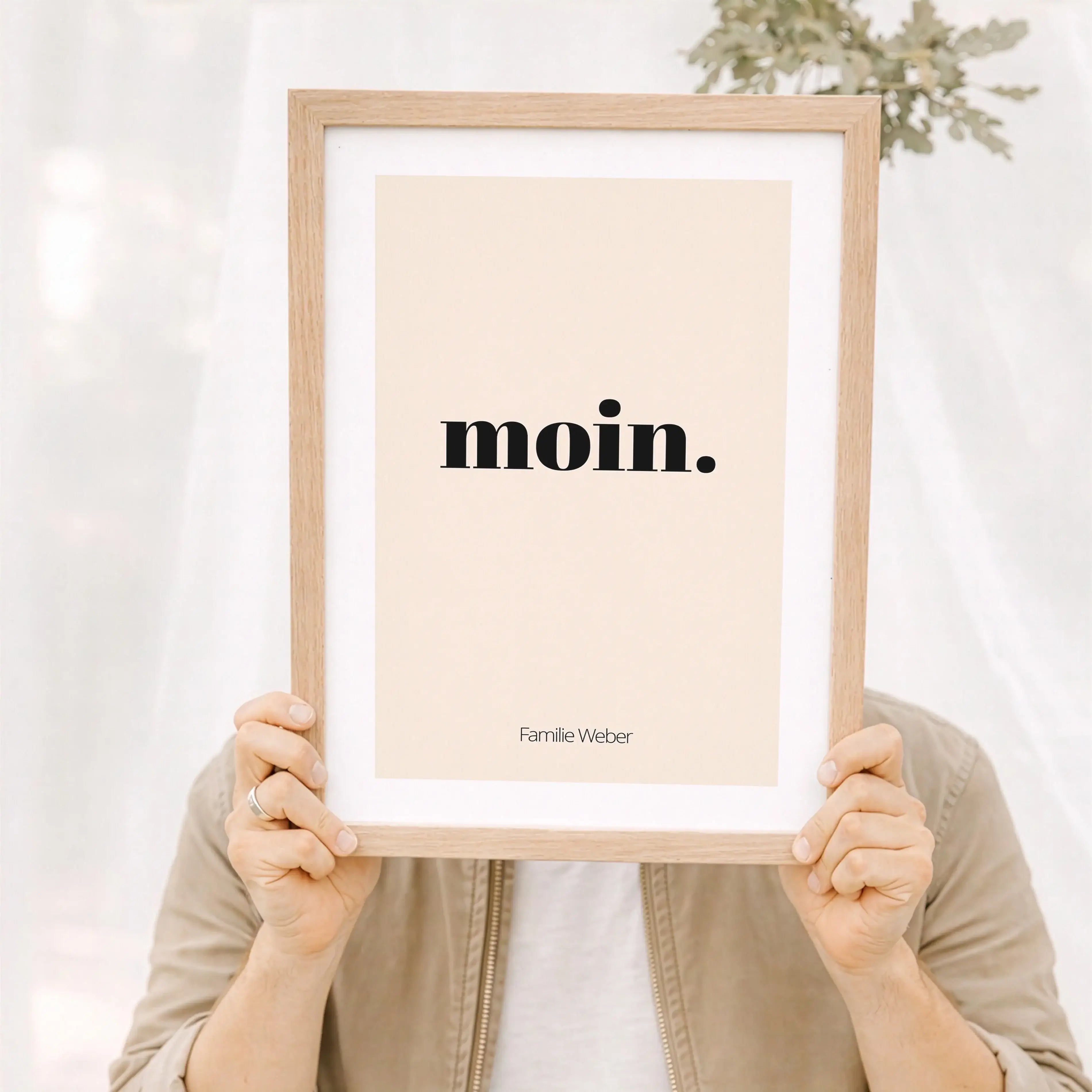 Poster 'moin'-Personalisiertes Poster-famprints-Das Poster moin bringt norddeutsche Gelassenheit und ein herzliches Willkommen direkt in dein Zuhause. Der klare Schriftzug wirkt modern, ruhig und vertraut zugleich und passt perfekt in Flur, Wohnzimmer, Kü