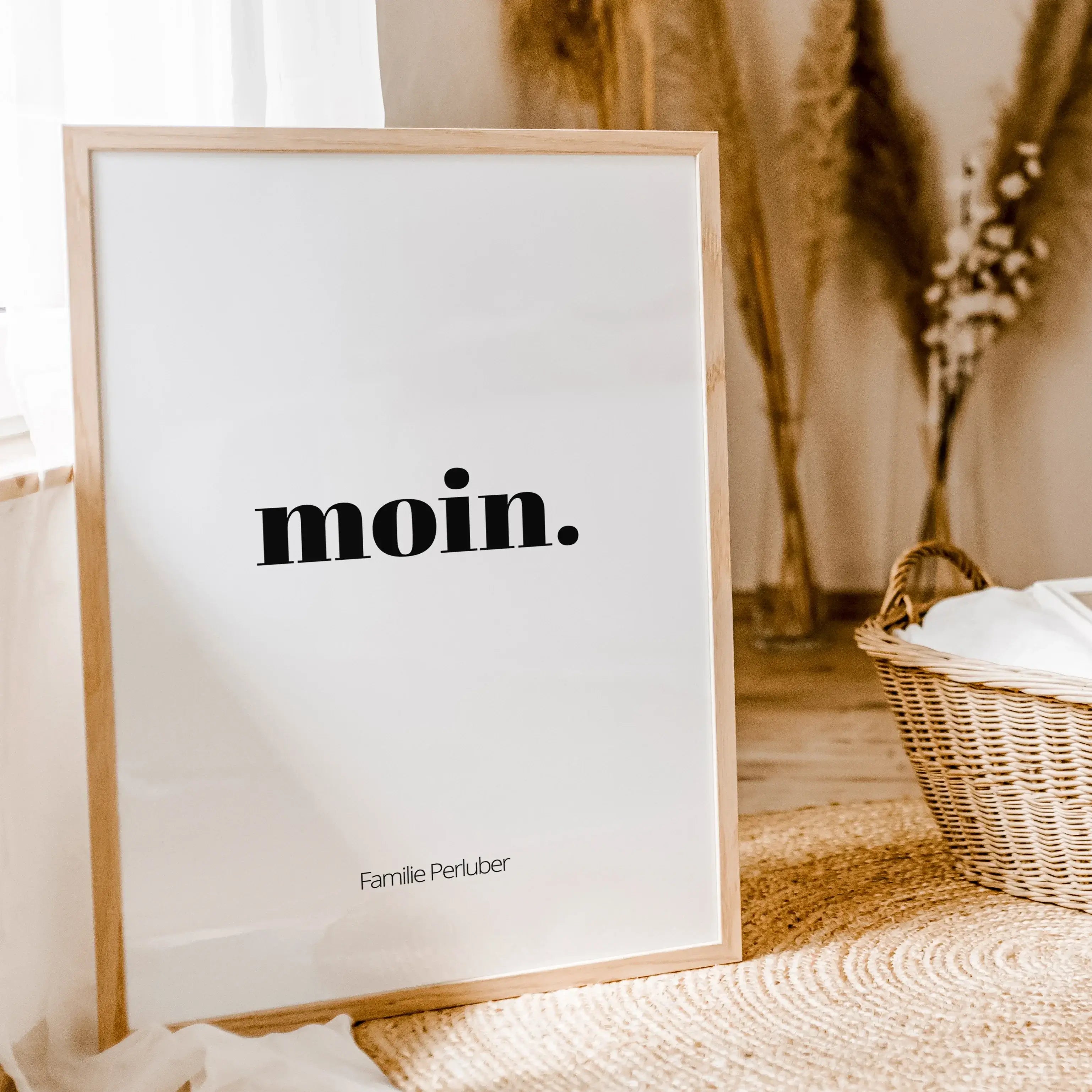 Poster 'moin'-famprints-Personalisiertes Poster-Auf dem Poster 'moin' findest du die herzliche Begrüßung 'moin'. Dieses Willkommens Poster findest du bei uns im Shop auch mit sers' tach und servus. Das Poster kann auf der Unterseite mit deinem Wunschtext