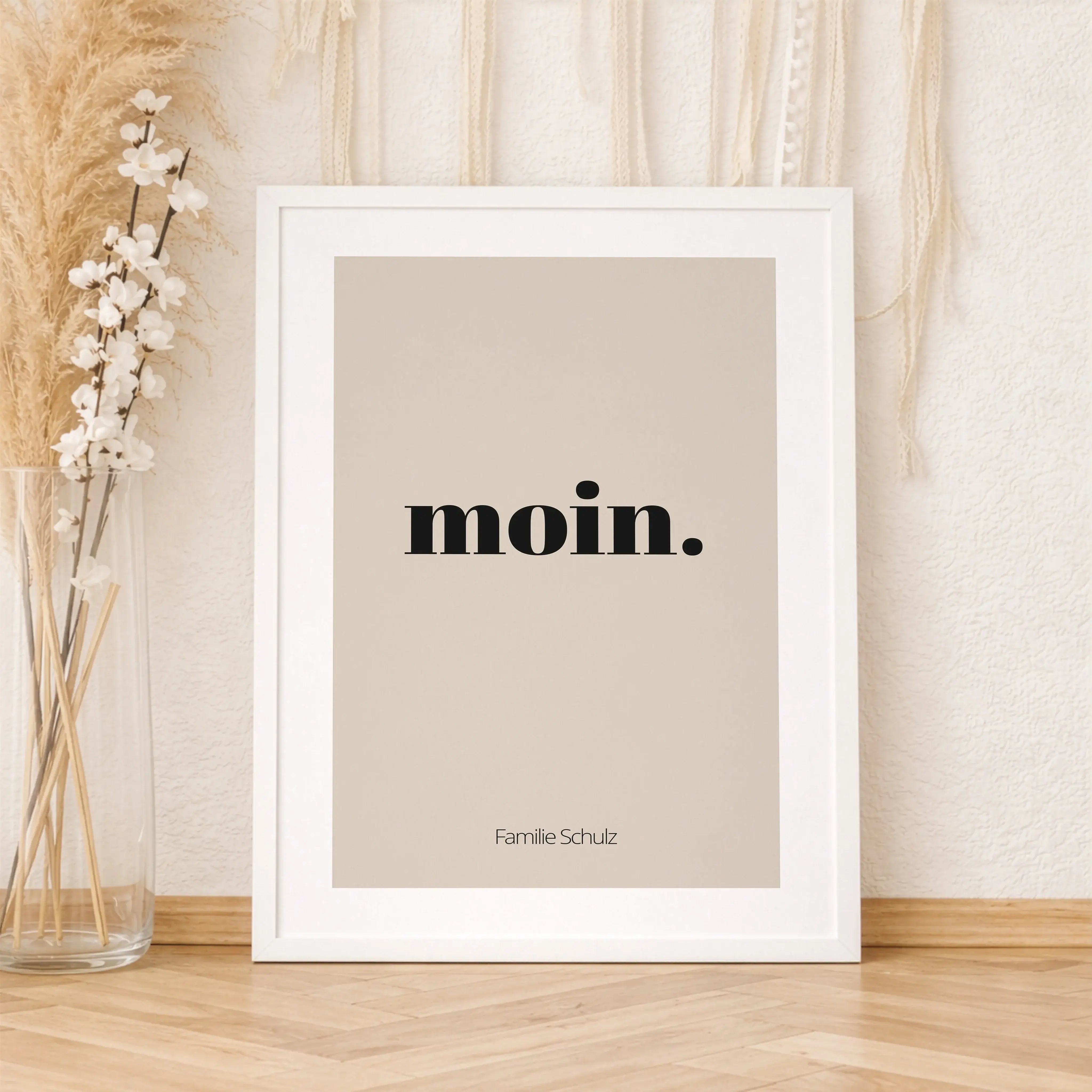Poster 'moin'-Personalisiertes Poster-famprints-Das Poster moin bringt norddeutsche Gelassenheit und ein herzliches Willkommen direkt in dein Zuhause. Der klare Schriftzug wirkt modern, ruhig und vertraut zugleich und passt perfekt in Flur, Wohnzimmer, Kü