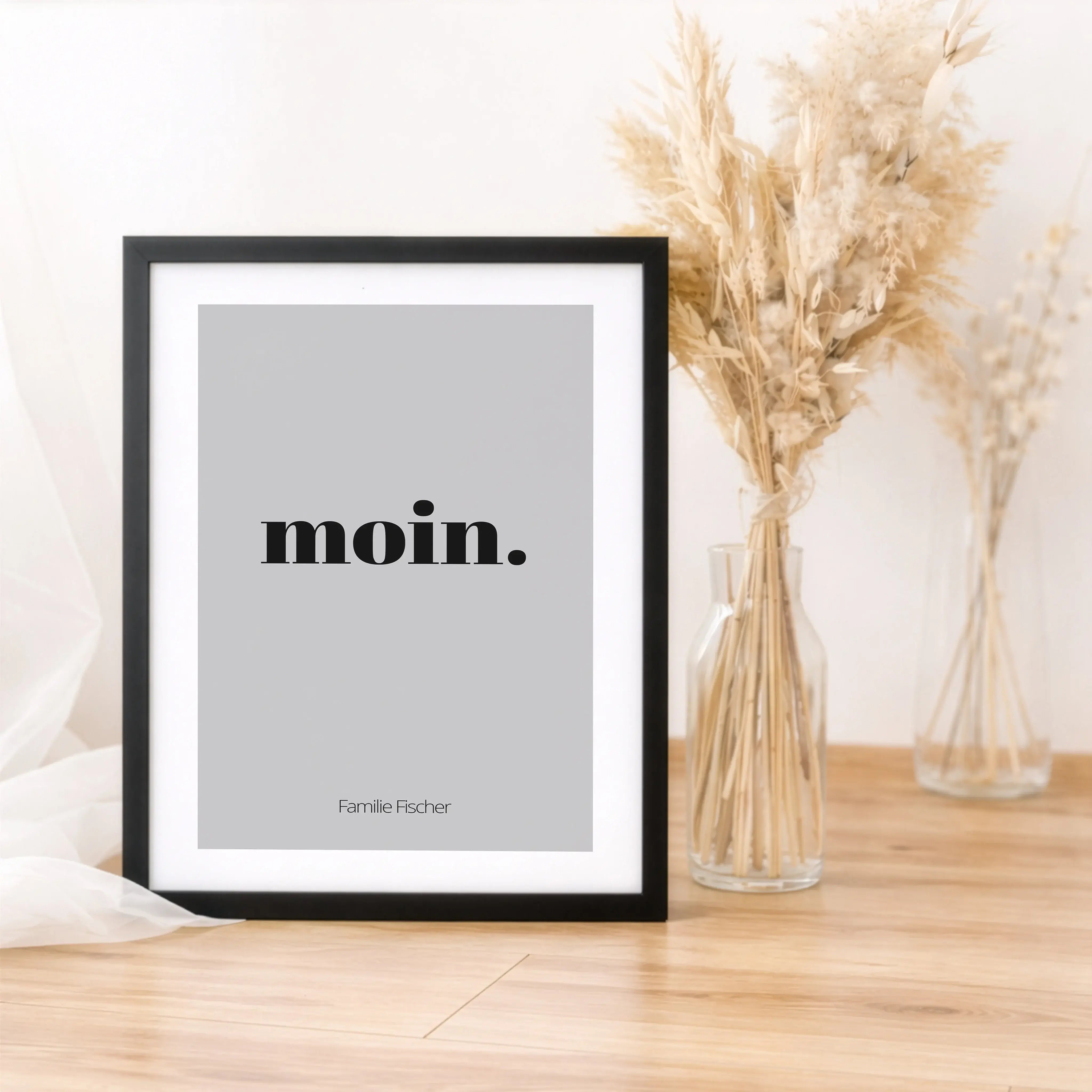 Poster 'moin'-Personalisiertes Poster-famprints-Das Poster moin bringt norddeutsche Gelassenheit und ein herzliches Willkommen direkt in dein Zuhause. Der klare Schriftzug wirkt modern, ruhig und vertraut zugleich und passt perfekt in Flur, Wohnzimmer, Kü