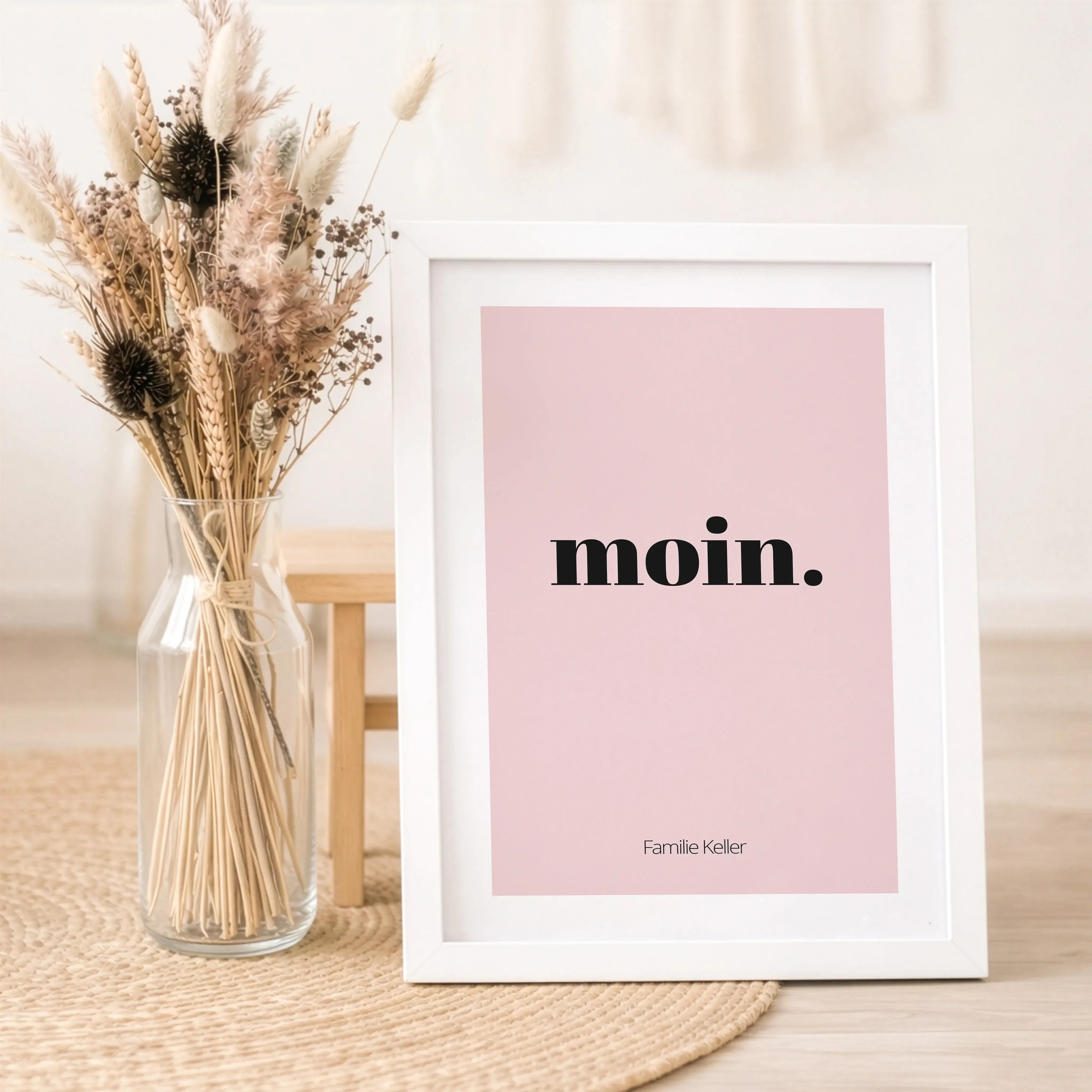 Poster 'moin'-Personalisiertes Poster-famprints-Das Poster moin bringt norddeutsche Gelassenheit und ein herzliches Willkommen direkt in dein Zuhause. Der klare Schriftzug wirkt modern, ruhig und vertraut zugleich und passt perfekt in Flur, Wohnzimmer, Kü