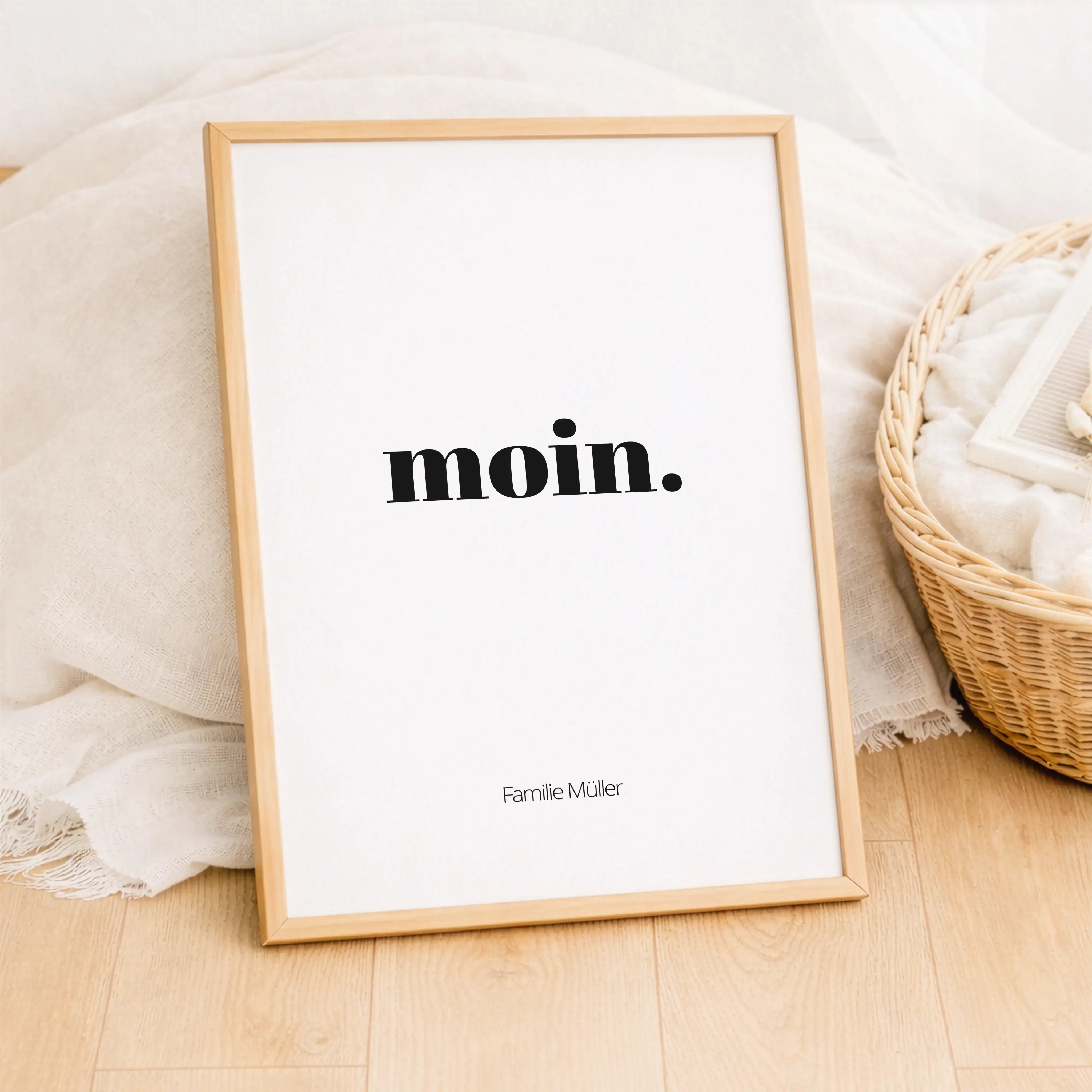 Poster 'moin'-Personalisiertes Poster-famprints-Das Poster moin bringt norddeutsche Gelassenheit und ein herzliches Willkommen direkt in dein Zuhause. Der klare Schriftzug wirkt modern, ruhig und vertraut zugleich und passt perfekt in Flur, Wohnzimmer, Kü