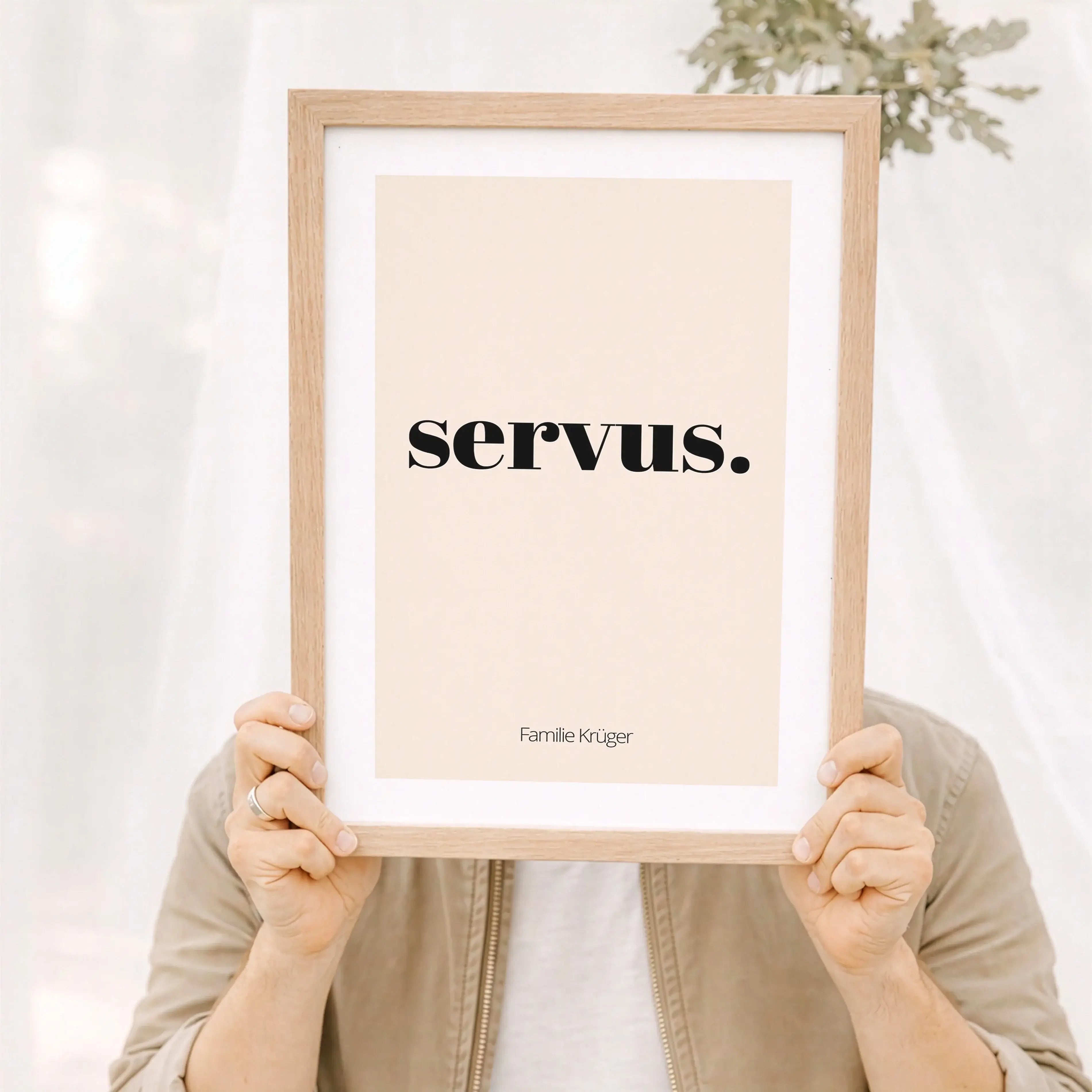Poster 'servus'-Personalisiertes Poster-famprints-Das Poster 'servus' ist eine stilvolle Art, Gäste willkommen zu heißen und deinem Zuhause Persönlichkeit zu verleihen. Der schlichte Schriftzug wirkt modern und zeitlos zugleich und passt perfekt in Flur,