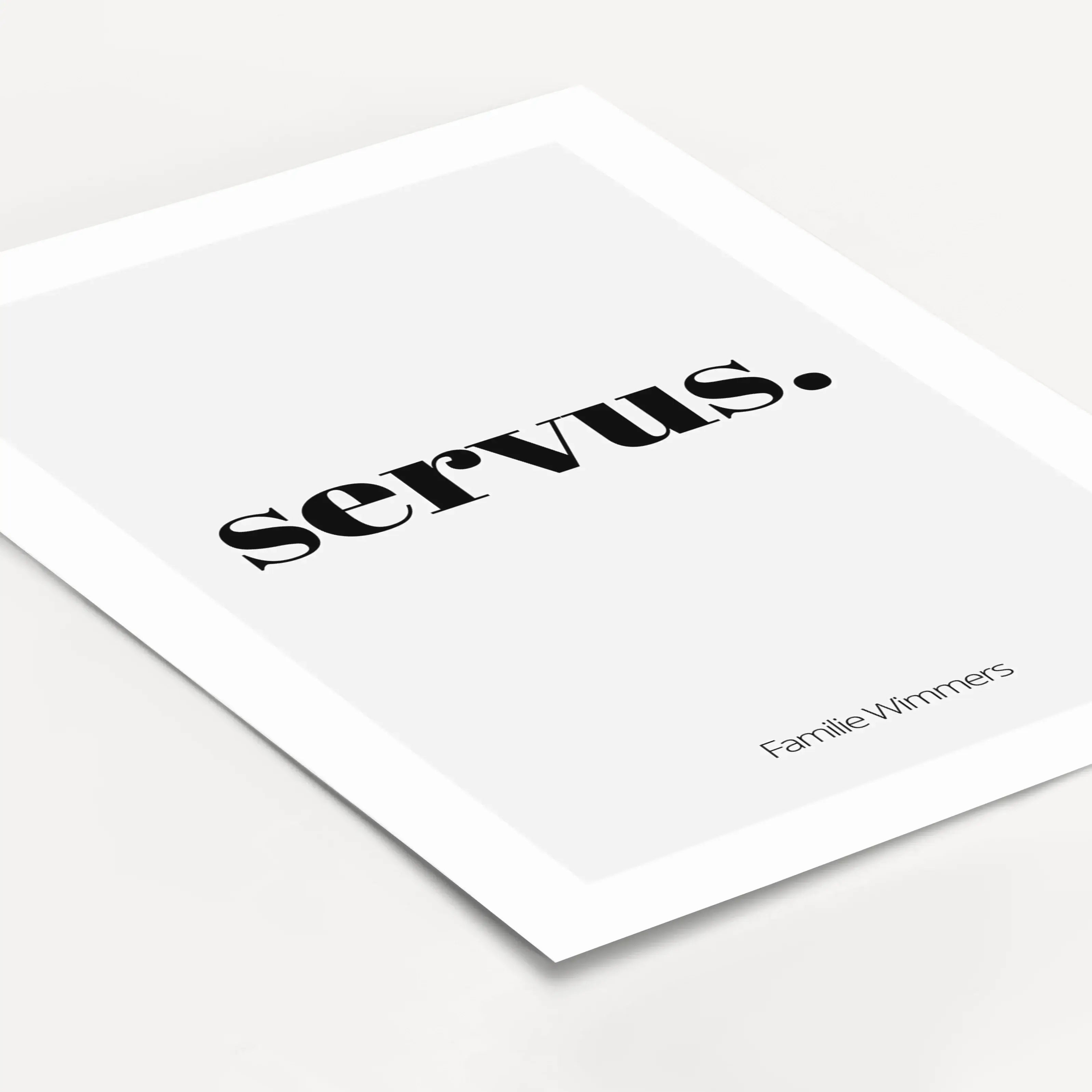 Poster 'servus'-famprints-Personalisiertes Poster-Auf dem Poster 'servus' findest du die nette Begrüßung 'servus' als Willkommens-Nachricht für deine Besucher. Auf der Unterseite kann das Poster mit deinem Wunschtext personalisiert werden. Bei unseren Bei