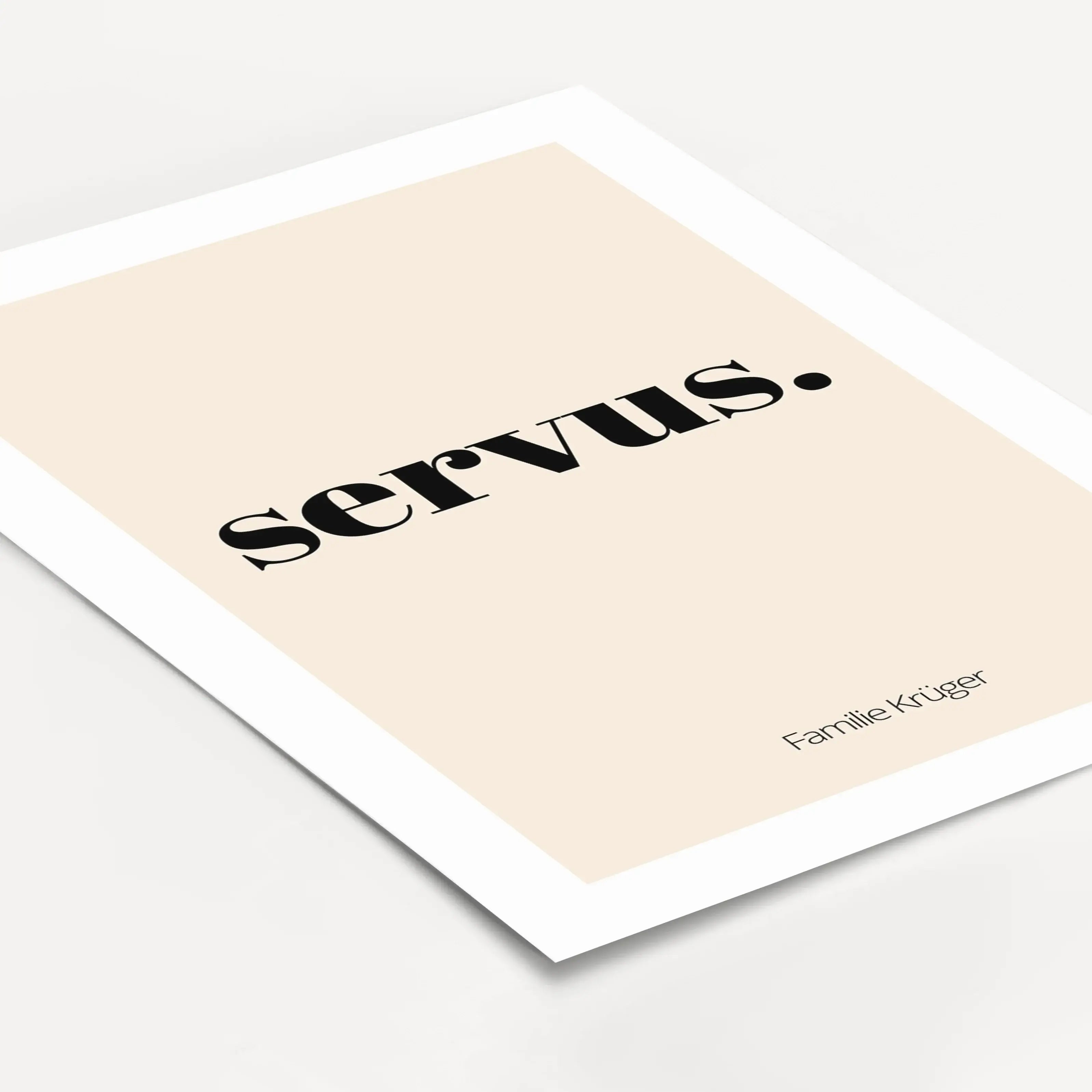 Poster 'servus'-Personalisiertes Poster-famprints-Das Poster 'servus' ist eine stilvolle Art, Gäste willkommen zu heißen und deinem Zuhause Persönlichkeit zu verleihen. Der schlichte Schriftzug wirkt modern und zeitlos zugleich und passt perfekt in Flur,