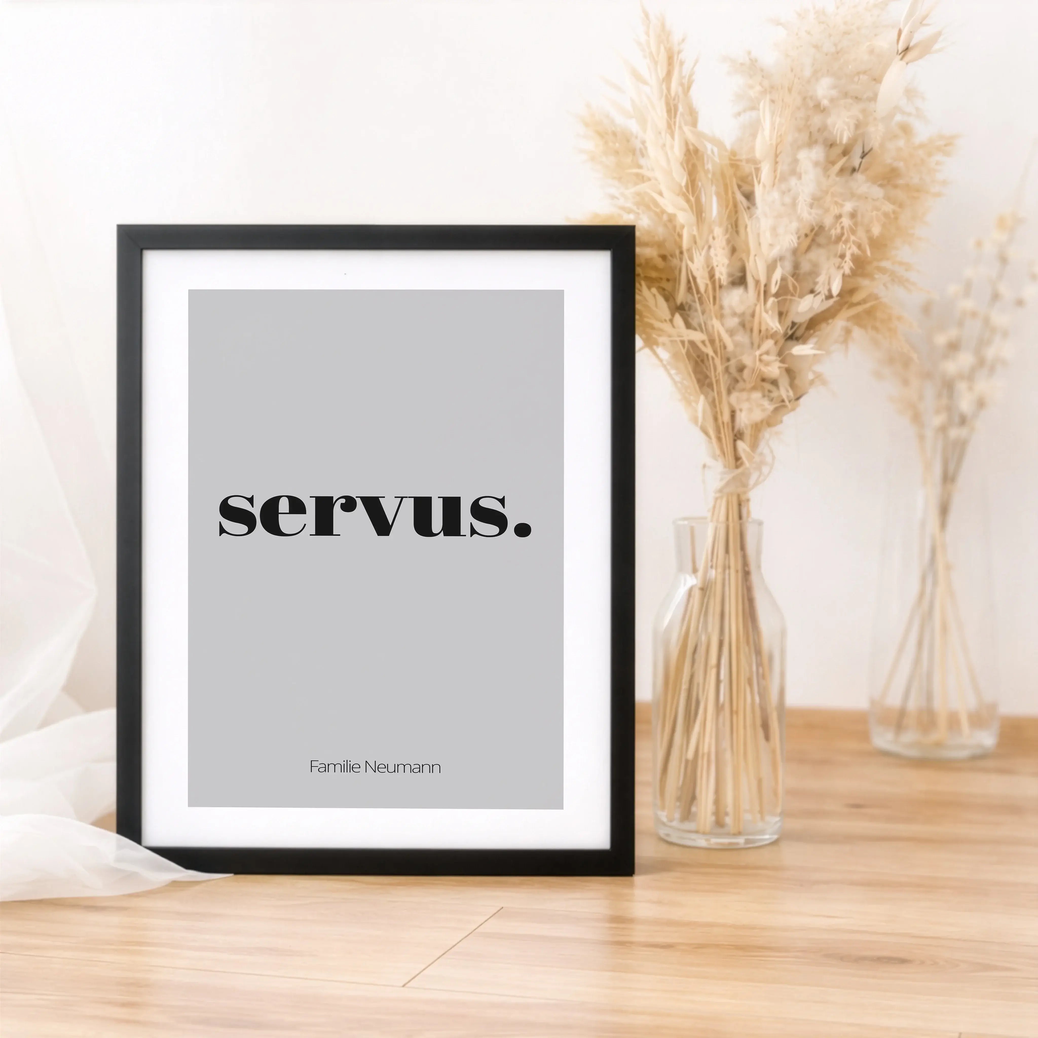 Poster 'servus'-Personalisiertes Poster-famprints-Das Poster 'servus' ist eine stilvolle Art, Gäste willkommen zu heißen und deinem Zuhause Persönlichkeit zu verleihen. Der schlichte Schriftzug wirkt modern und zeitlos zugleich und passt perfekt in Flur,
