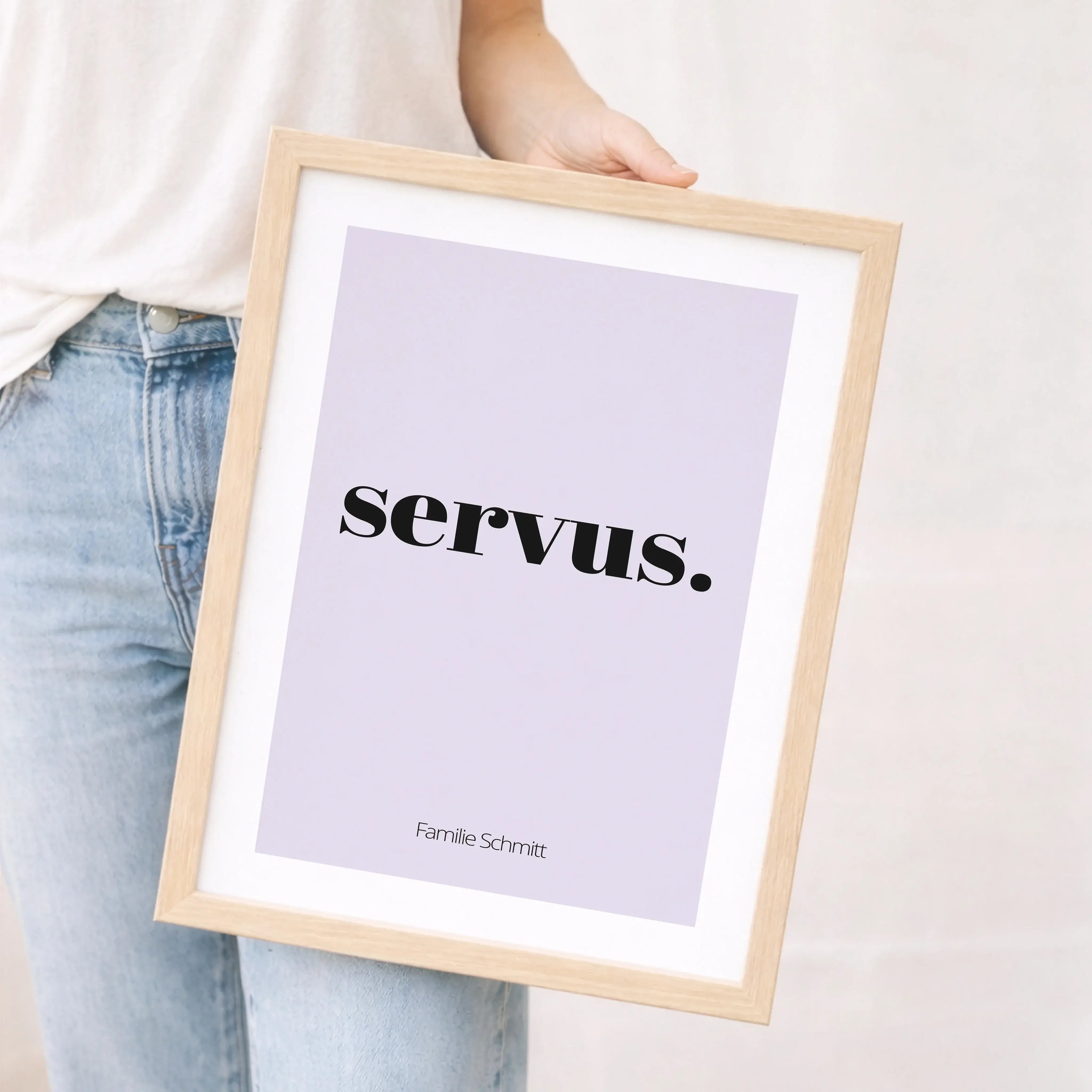 Poster 'servus'-Personalisiertes Poster-famprints-Das Poster 'servus' ist eine stilvolle Art, Gäste willkommen zu heißen und deinem Zuhause Persönlichkeit zu verleihen. Der schlichte Schriftzug wirkt modern und zeitlos zugleich und passt perfekt in Flur,