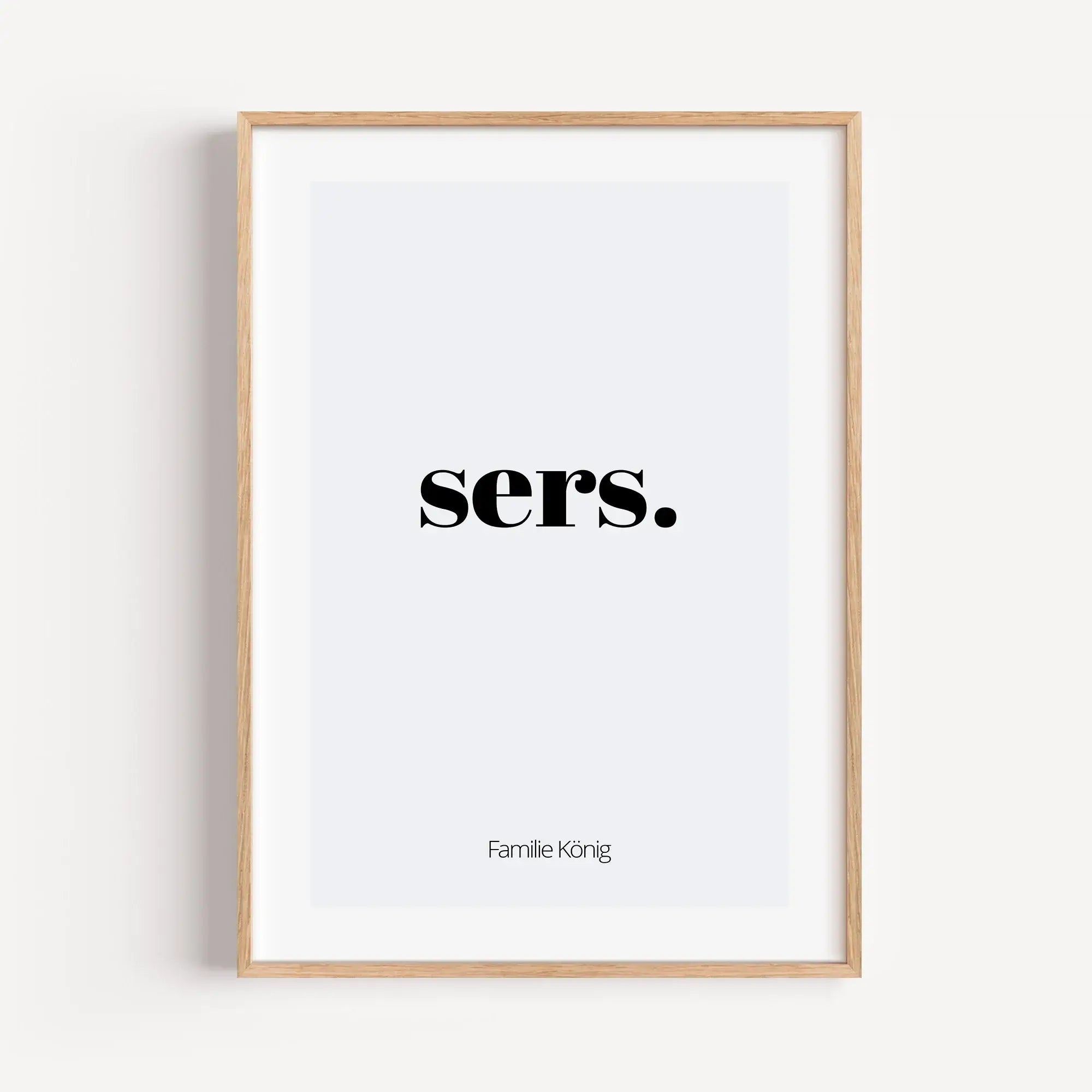 Poster 'sers'-Personalisiertes Poster-famprints-Das Poster „sers“ ist ein liebevoll gestalteter Willkommensgruß für dein Zuhause und sagt auf sympathische Weise Hallo. Der kurze Schriftzug wirkt modern, ruhig und einladend und passt perfekt in Flur, Einga