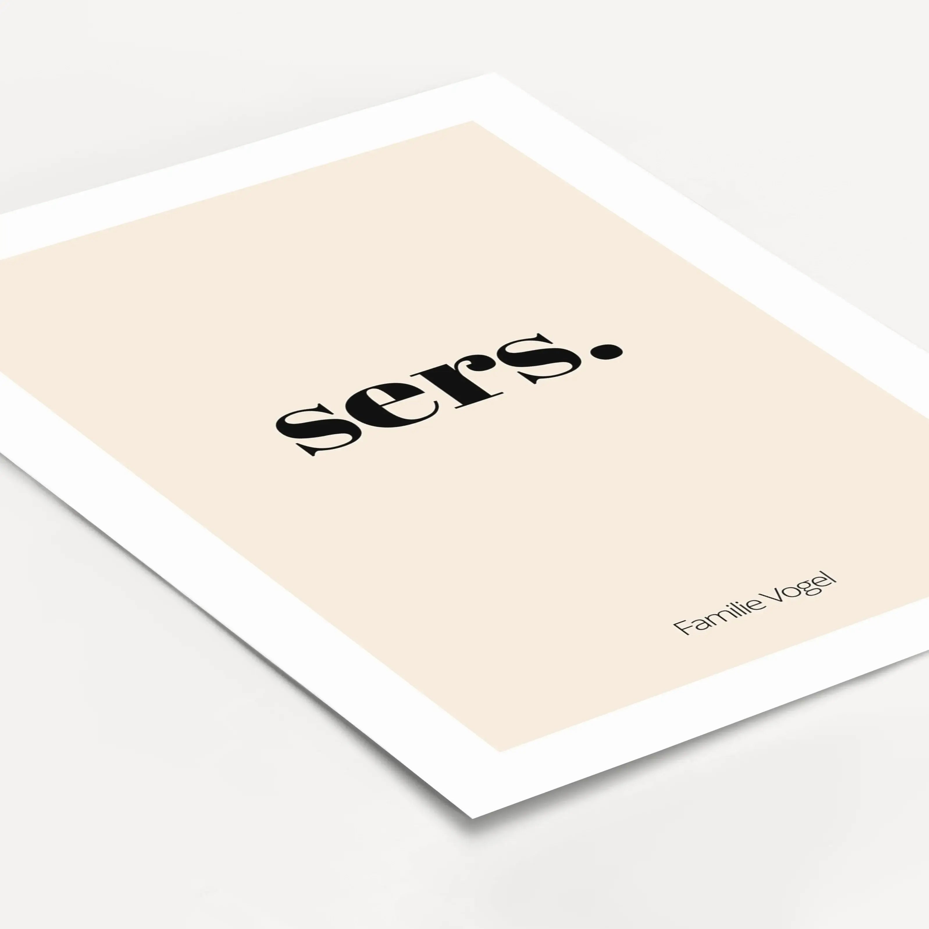Poster 'sers'-Personalisiertes Poster-famprints-Das Poster „sers“ ist ein liebevoll gestalteter Willkommensgruß für dein Zuhause und sagt auf sympathische Weise Hallo. Der kurze Schriftzug wirkt modern, ruhig und einladend und passt perfekt in Flur, Einga