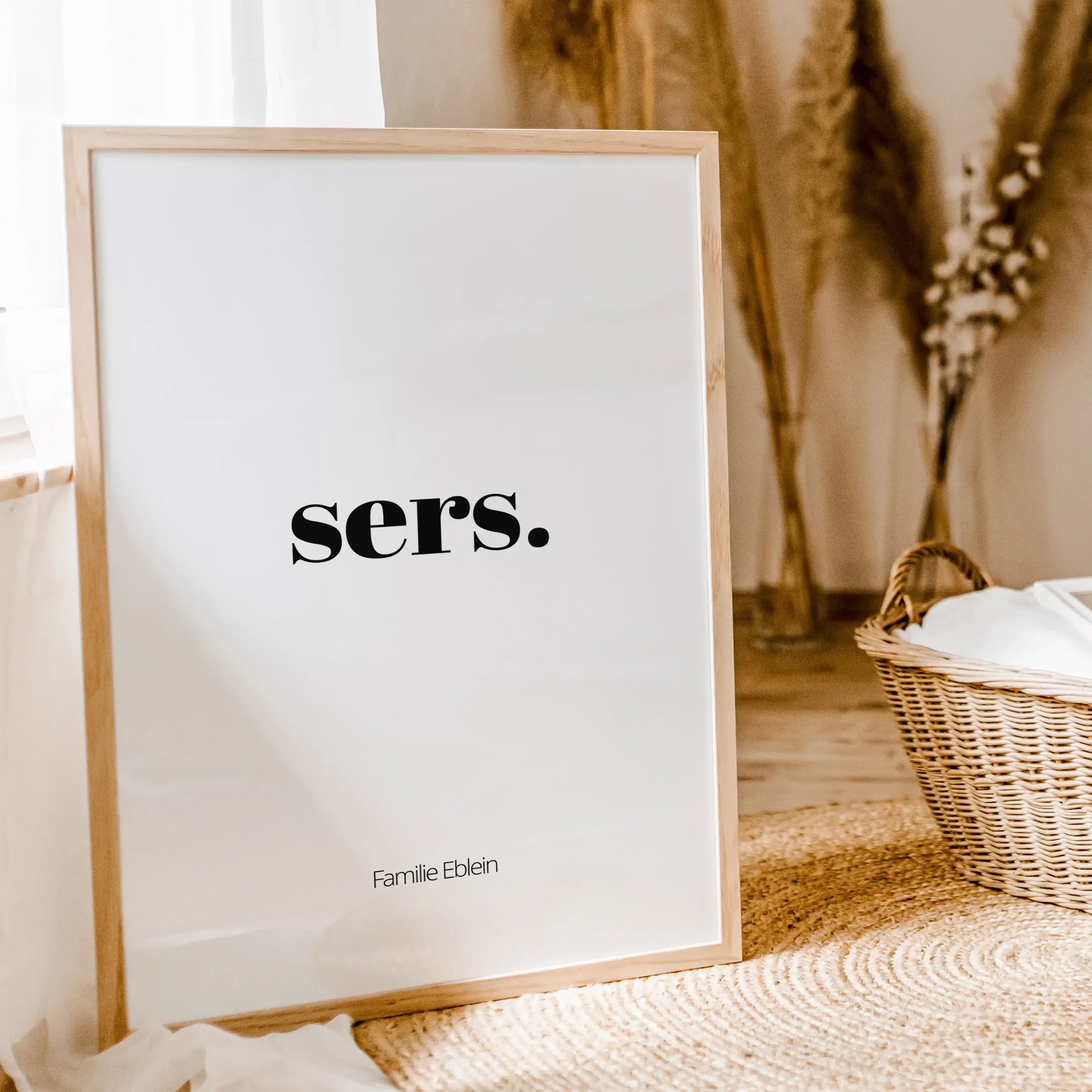 Poster 'sers'-famprints-Personalisiertes Poster-Auf dem Flur Poster 'sers' findest du die Begrüßung 'sers'. Sers ist die Abwandlung von Servus und ist ein freundlicher Gruß. Auf der Unterseite kann das Poster mit deinem Wunschtext personalisiert werden. I