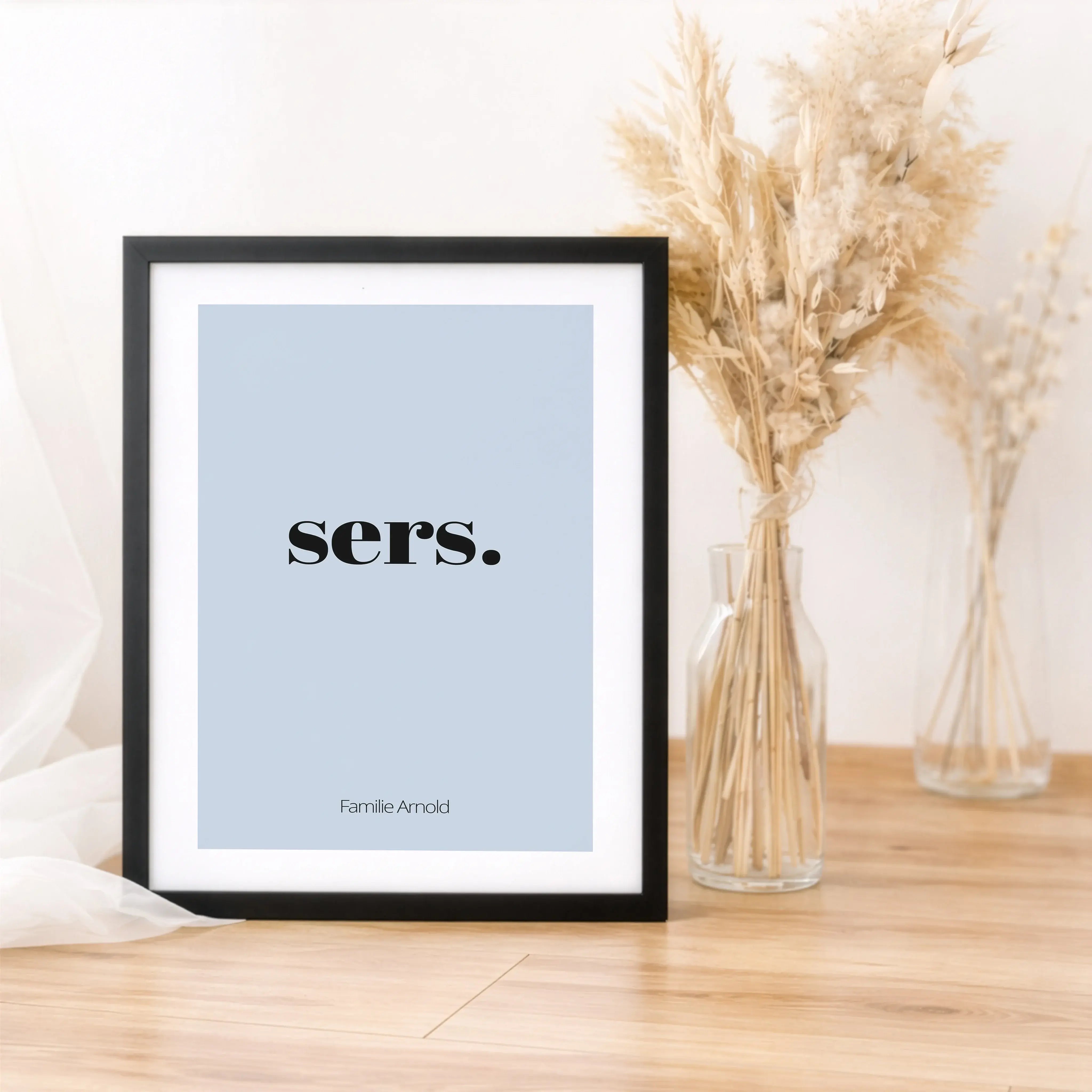 Poster 'sers'-Personalisiertes Poster-famprints-Das Poster „sers“ ist ein liebevoll gestalteter Willkommensgruß für dein Zuhause und sagt auf sympathische Weise Hallo. Der kurze Schriftzug wirkt modern, ruhig und einladend und passt perfekt in Flur, Einga