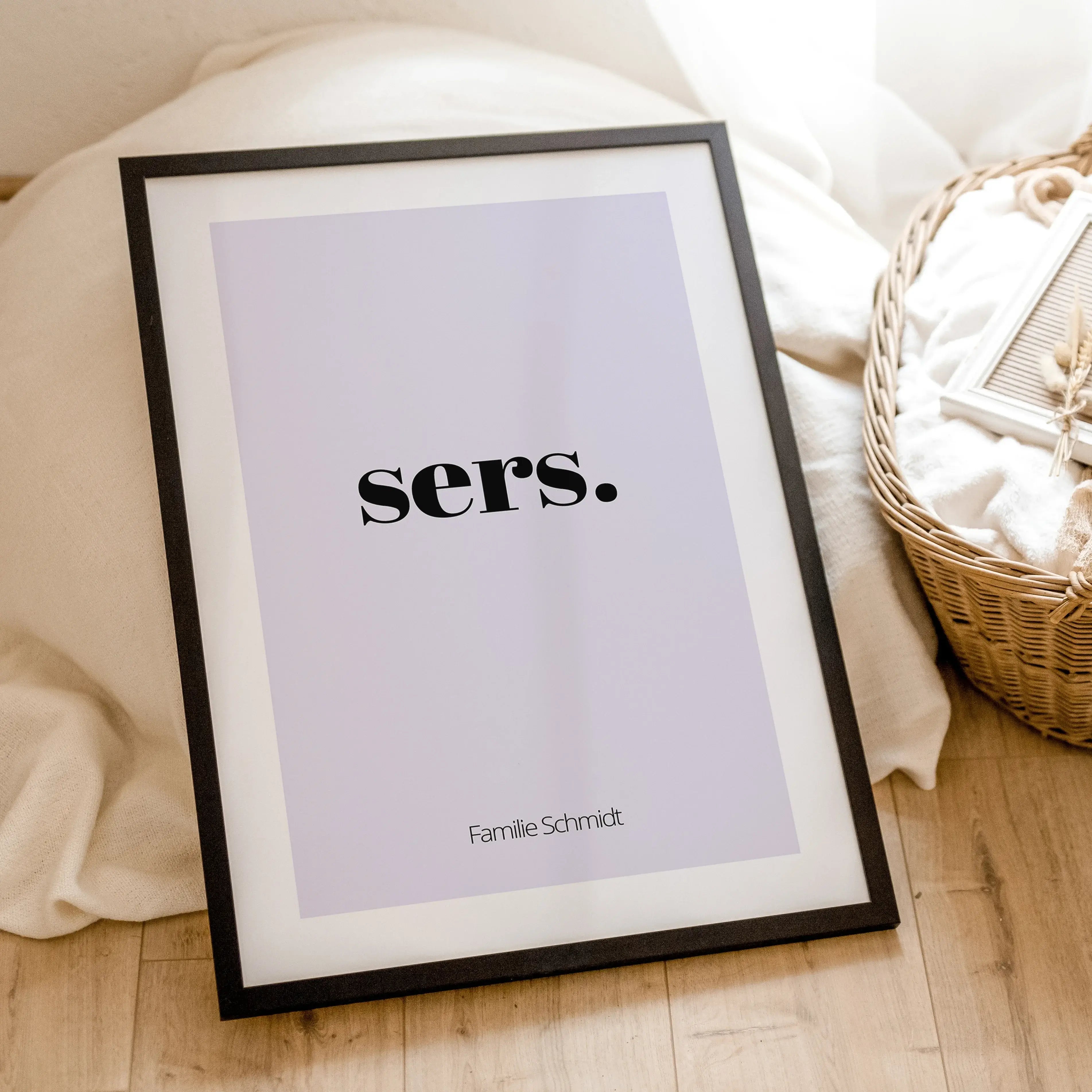 Poster 'sers'-famprints-Personalisiertes Poster-Auf dem Flur Poster 'sers' findest du die Begrüßung 'sers'. Sers ist die Abwandlung von Servus und ist ein freundlicher Gruß. Auf der Unterseite kann das Poster mit deinem Wunschtext personalisiert werden. I